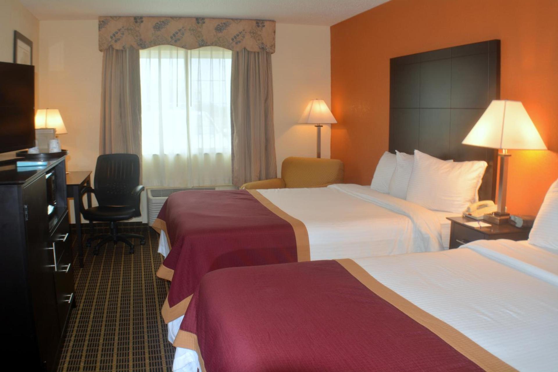 Baymont by Wyndham Muskegon photo 35