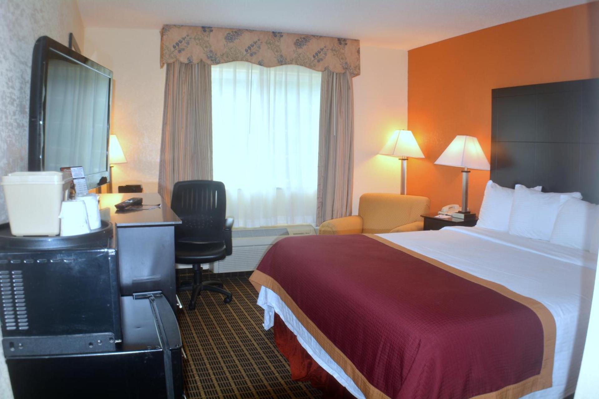 Baymont by Wyndham Muskegon photo 34
