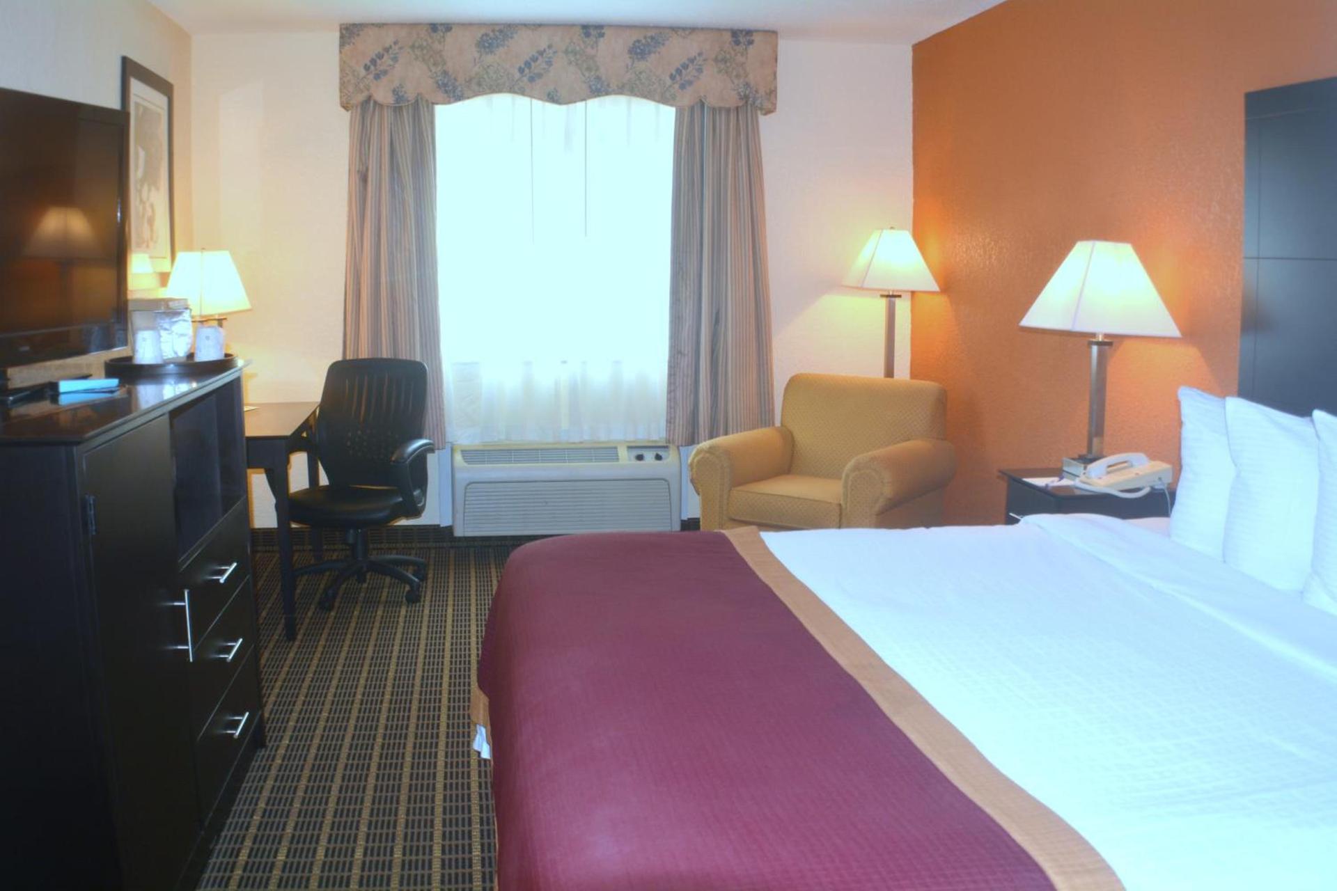 Baymont by Wyndham Muskegon photo 33
