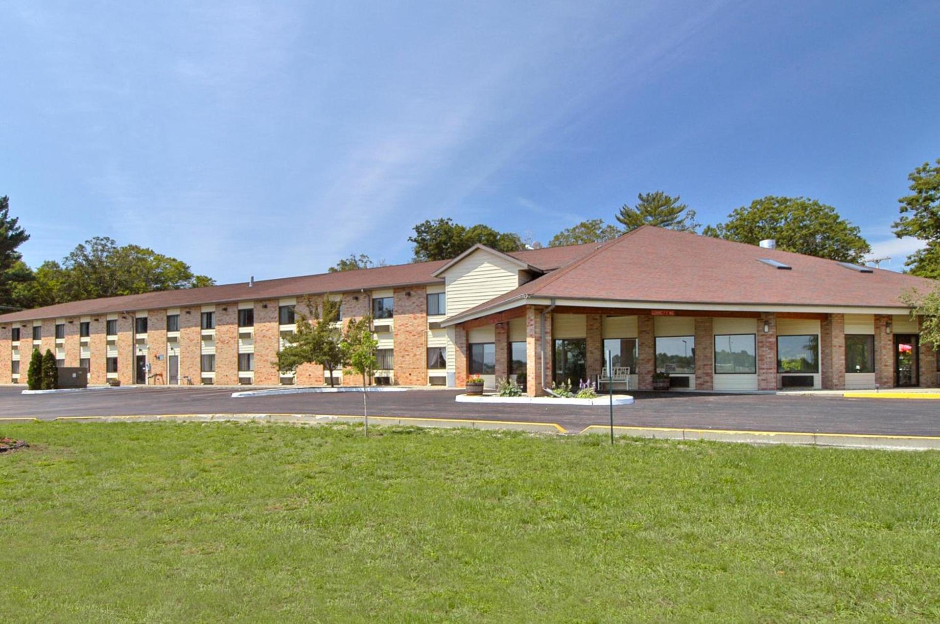 Baymont by Wyndham Muskegon photo 32