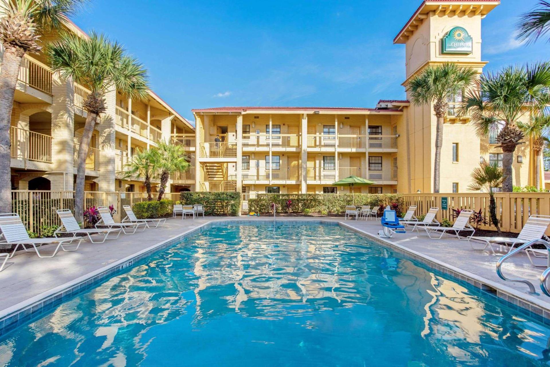 La Quinta Inn by Wyndham Orlando Airport West photo 2