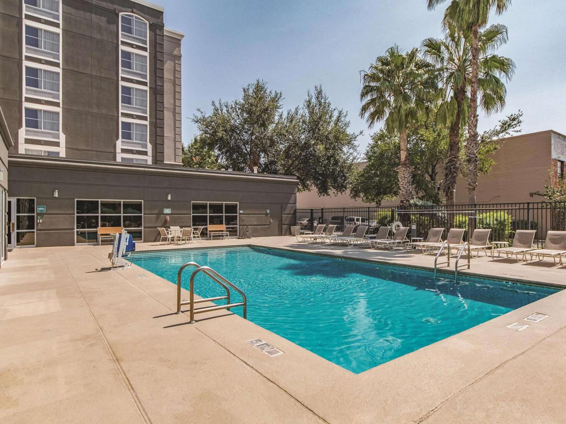 La Quinta Inn & Suites by Wyndham San Antonio Downtown photo 10