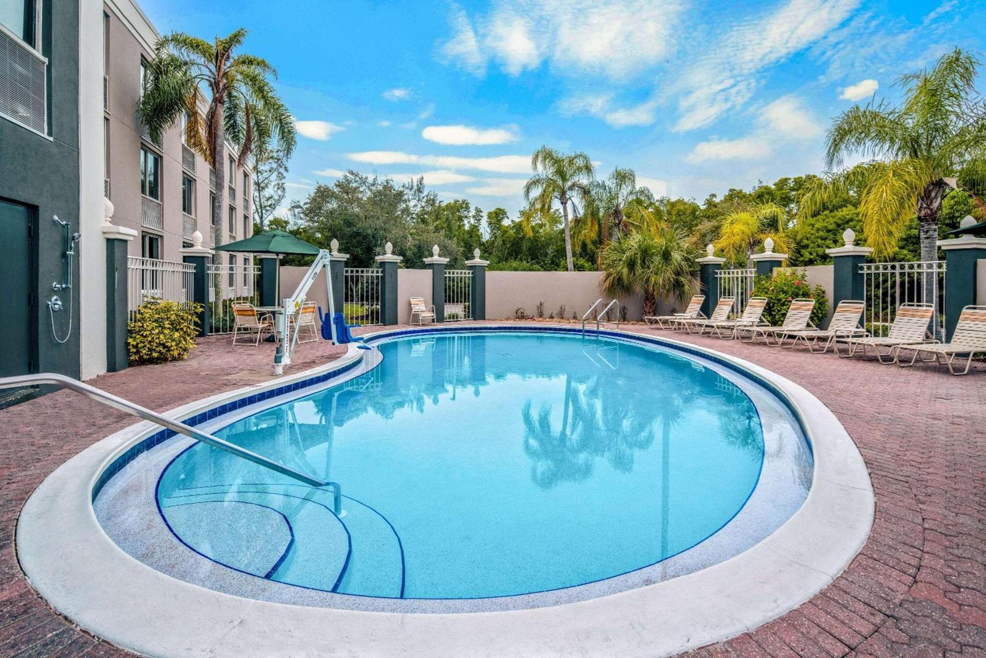 La Quinta by Wyndham Naples Downtown photo 11