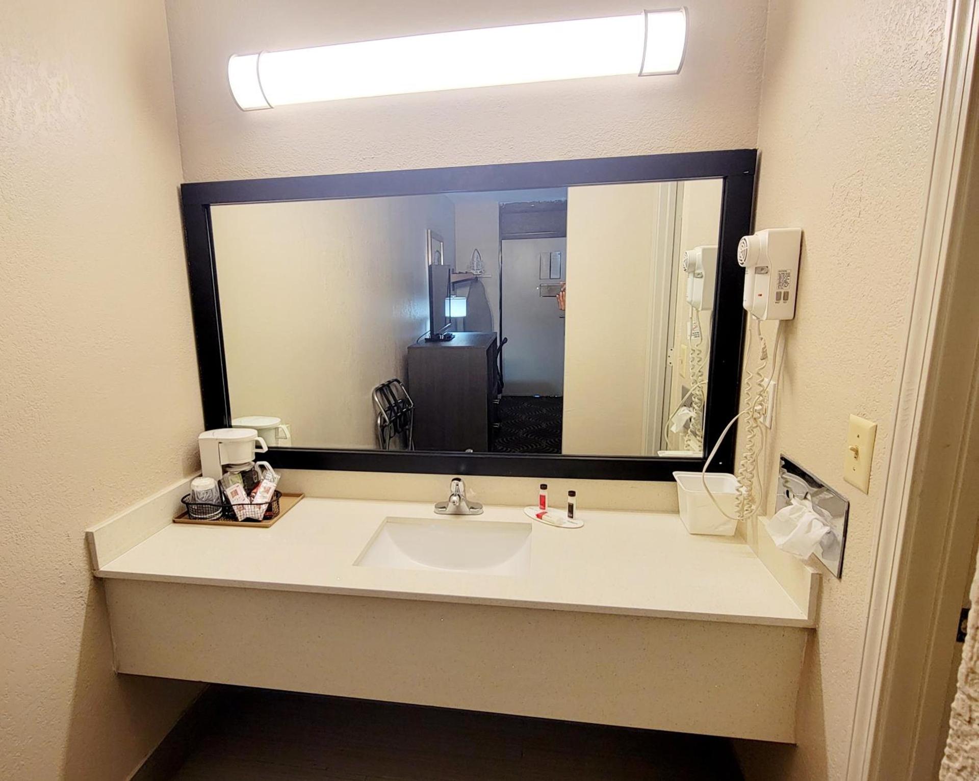 Super 8 by Wyndham Marion NC photo 19