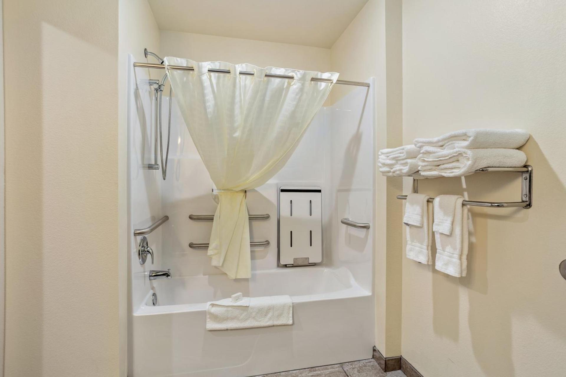 Cobblestone Hotel & Suites - Little Chute photo 60