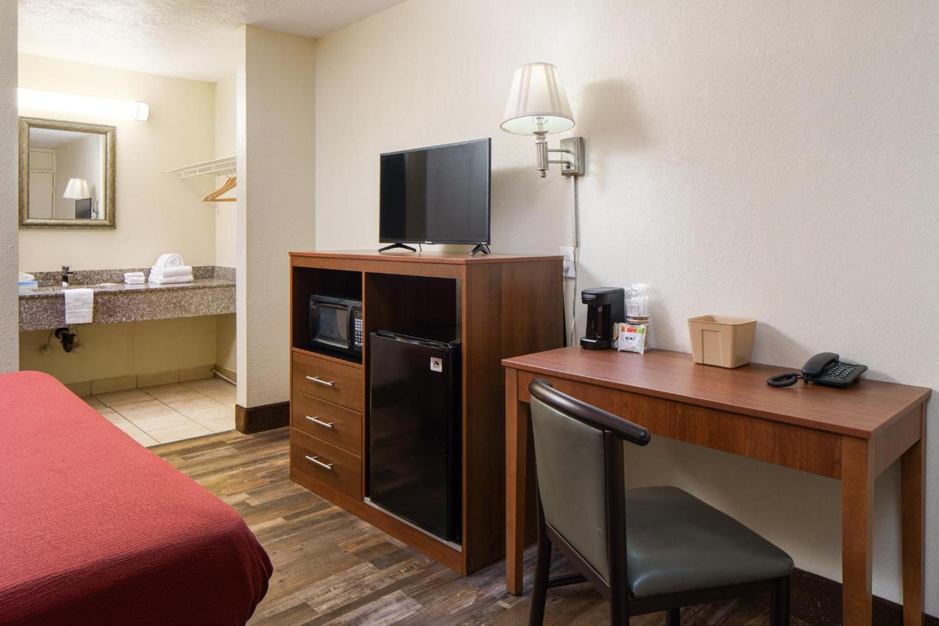 Americana Inn a Travelodge by Wyndham photo 31