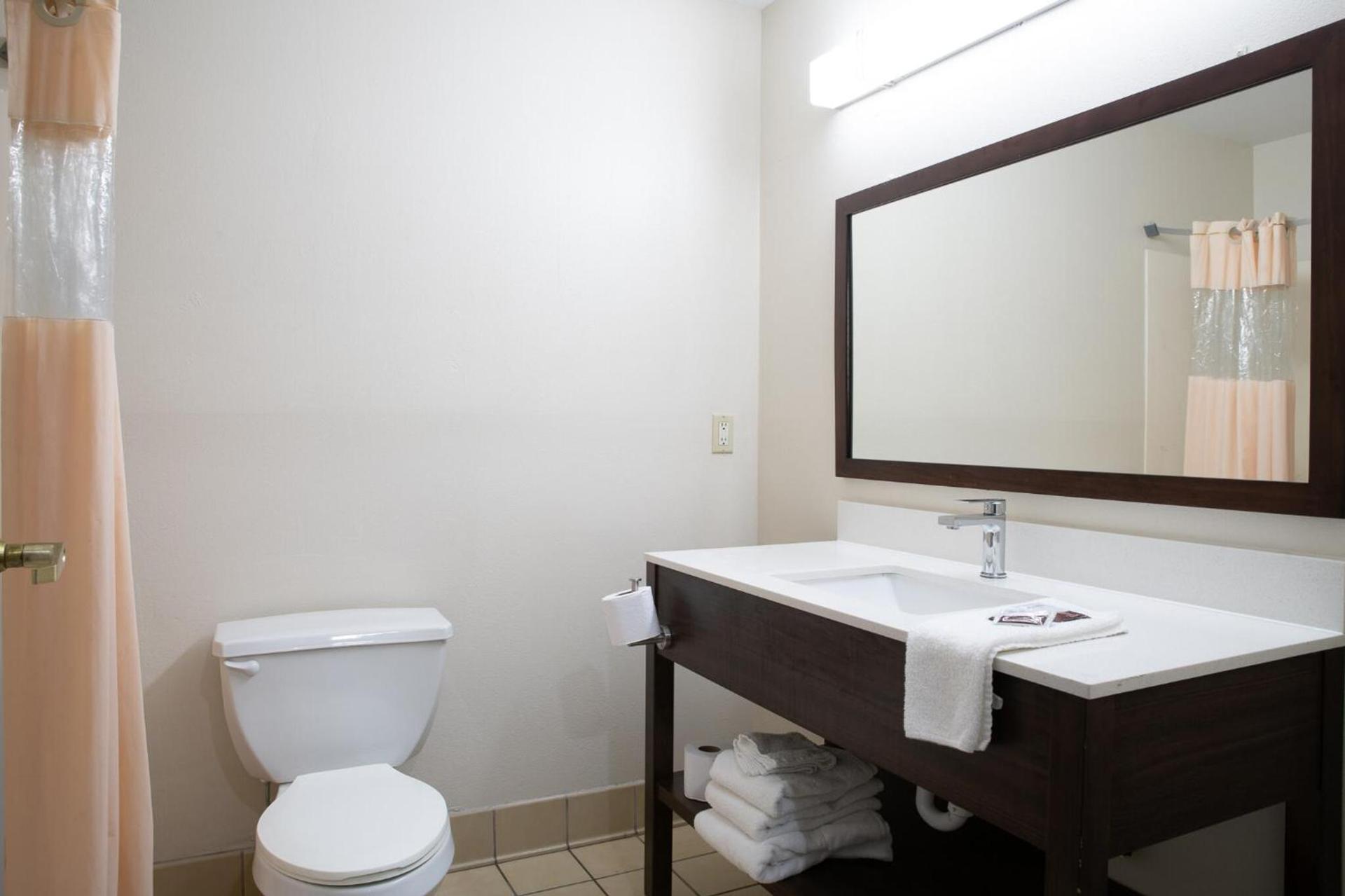 BlissPoint Inn & Suites Marion photo 32