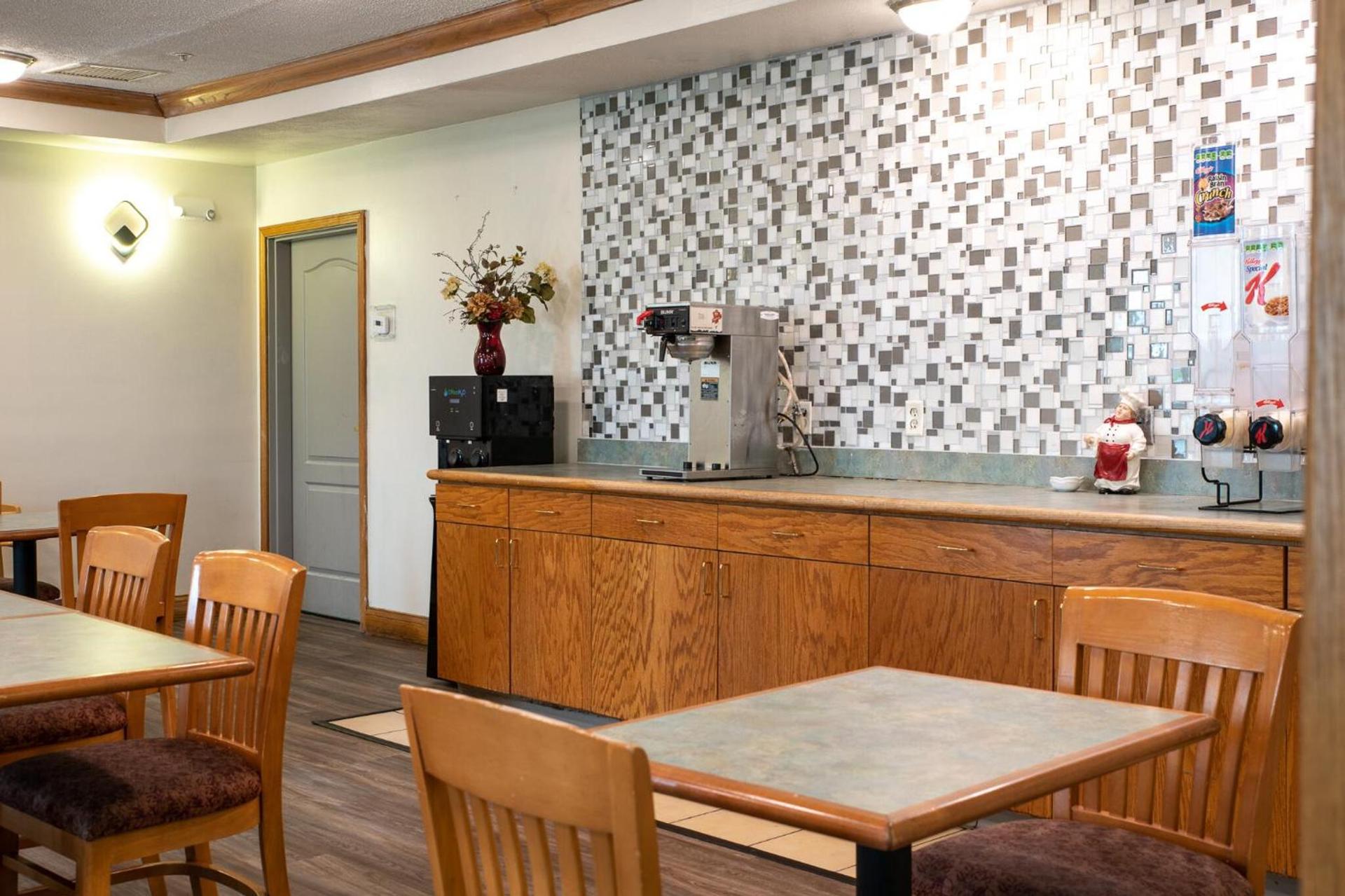 BlissPoint Inn & Suites Marion photo 35