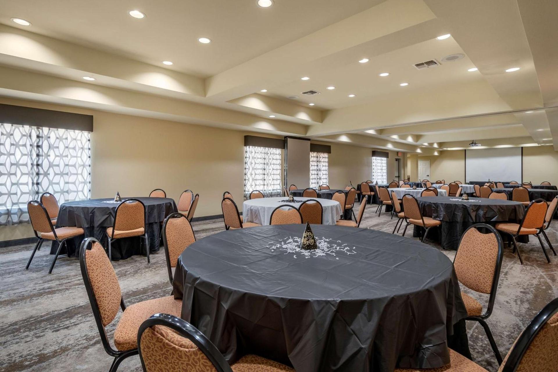 Best Western Plus Monica Royale Inn & Suites photo 7