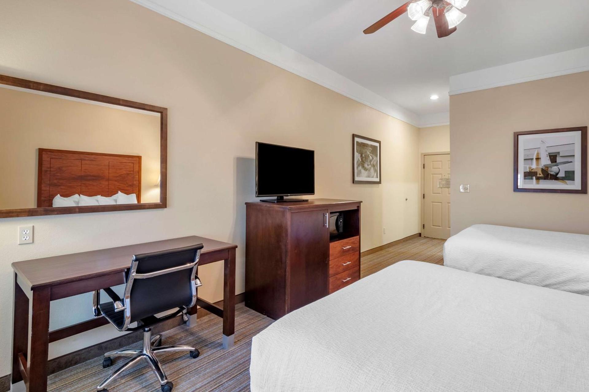 Best Western Plus Monica Royale Inn & Suites photo 17
