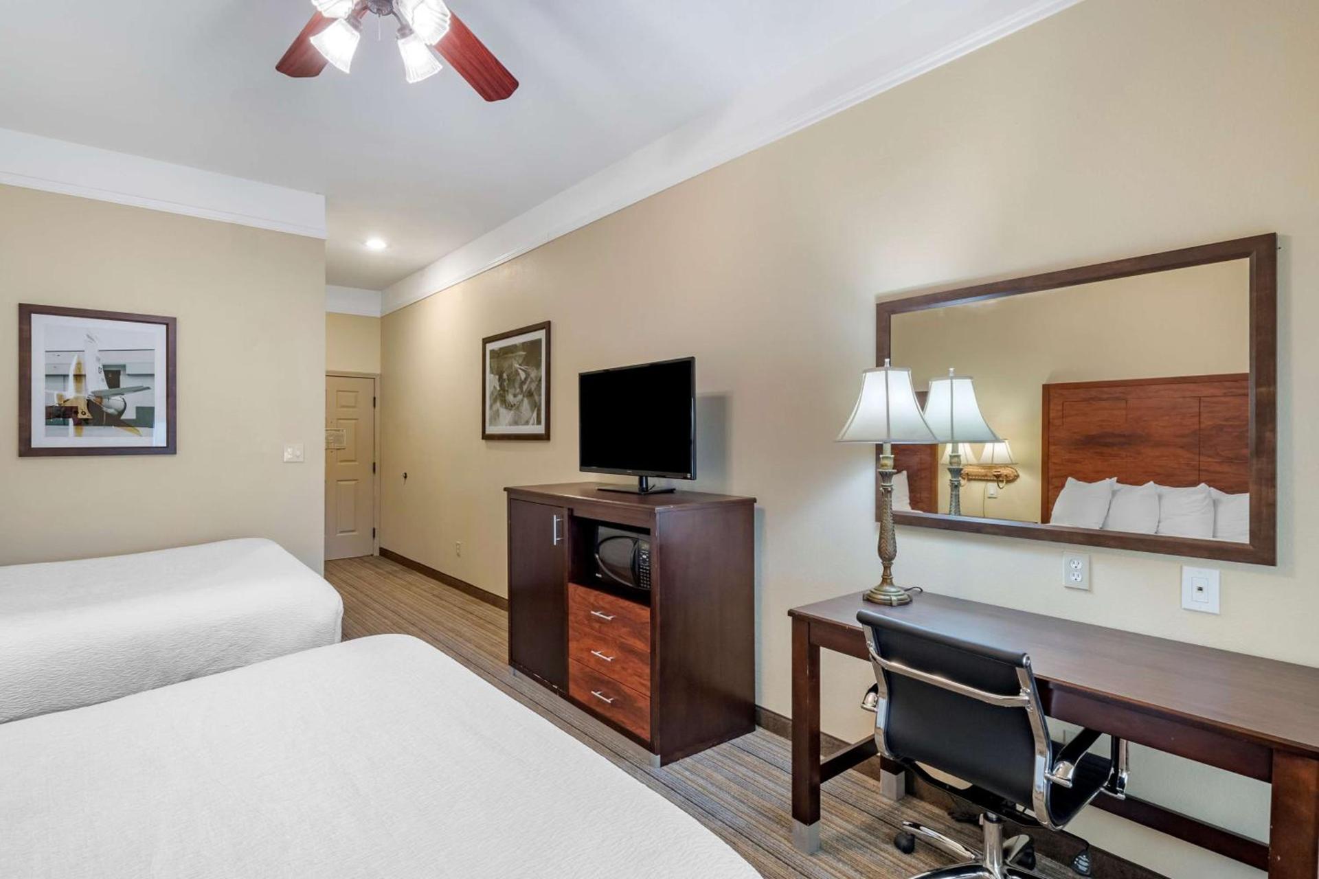 Best Western Plus Monica Royale Inn & Suites photo 32