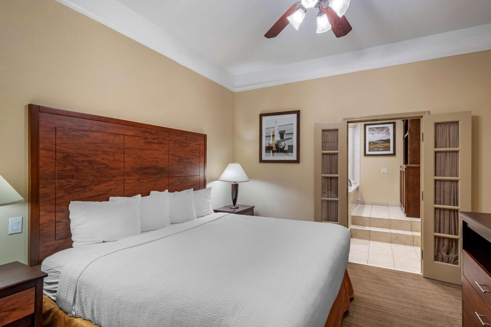 Best Western Plus Monica Royale Inn & Suites photo 8
