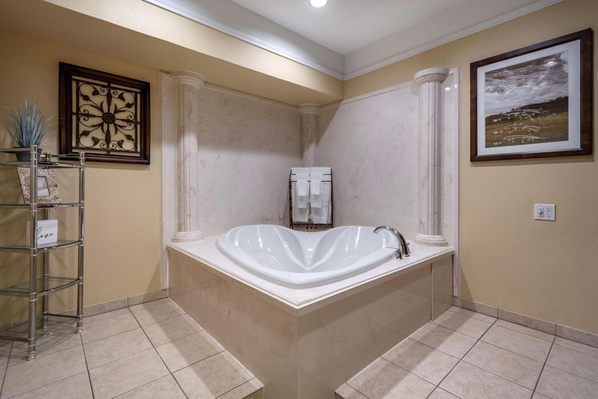 Best Western Plus Monica Royale Inn & Suites photo 25