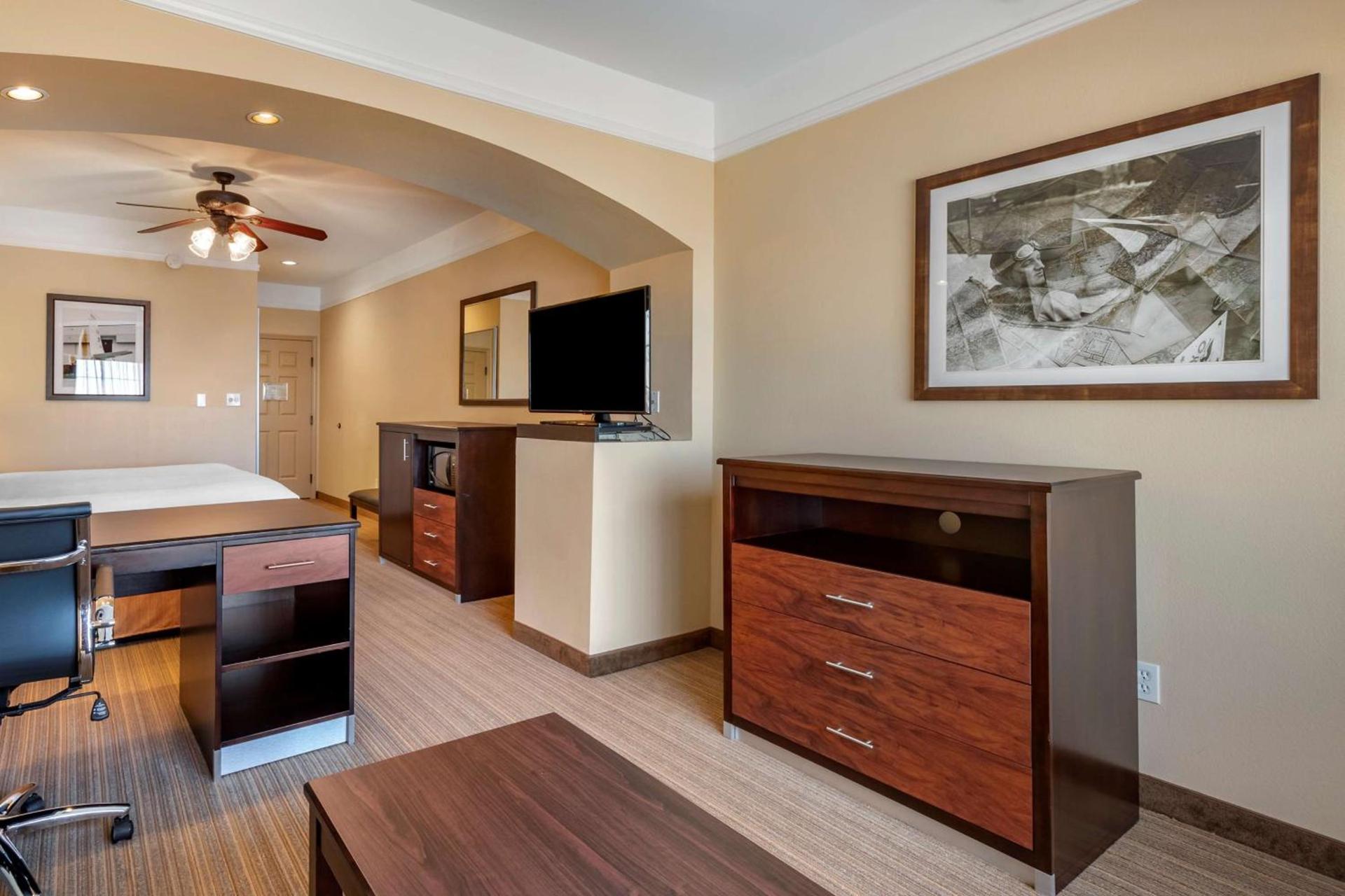 Best Western Plus Monica Royale Inn & Suites photo 21