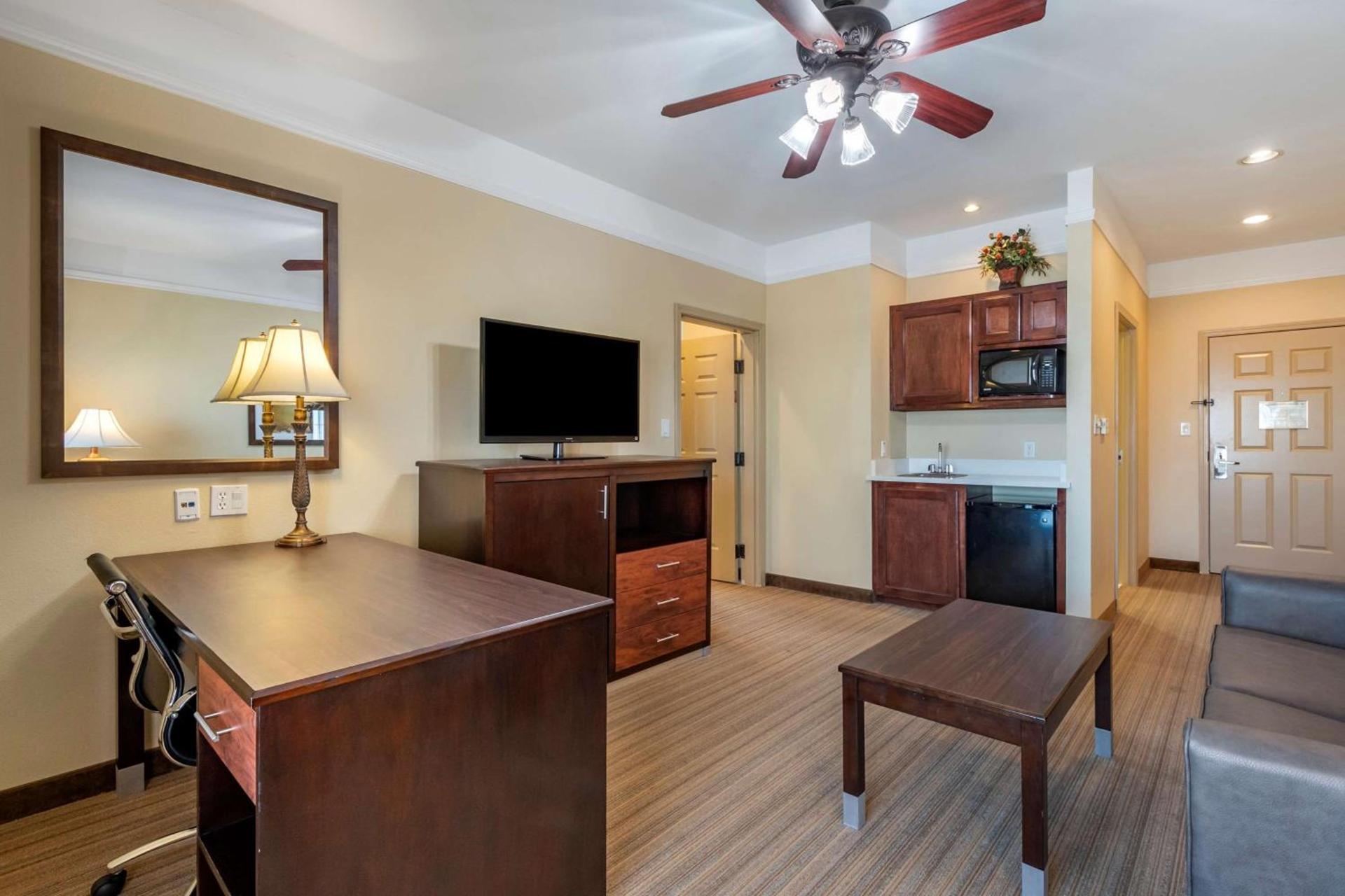 Best Western Plus Monica Royale Inn & Suites photo 10
