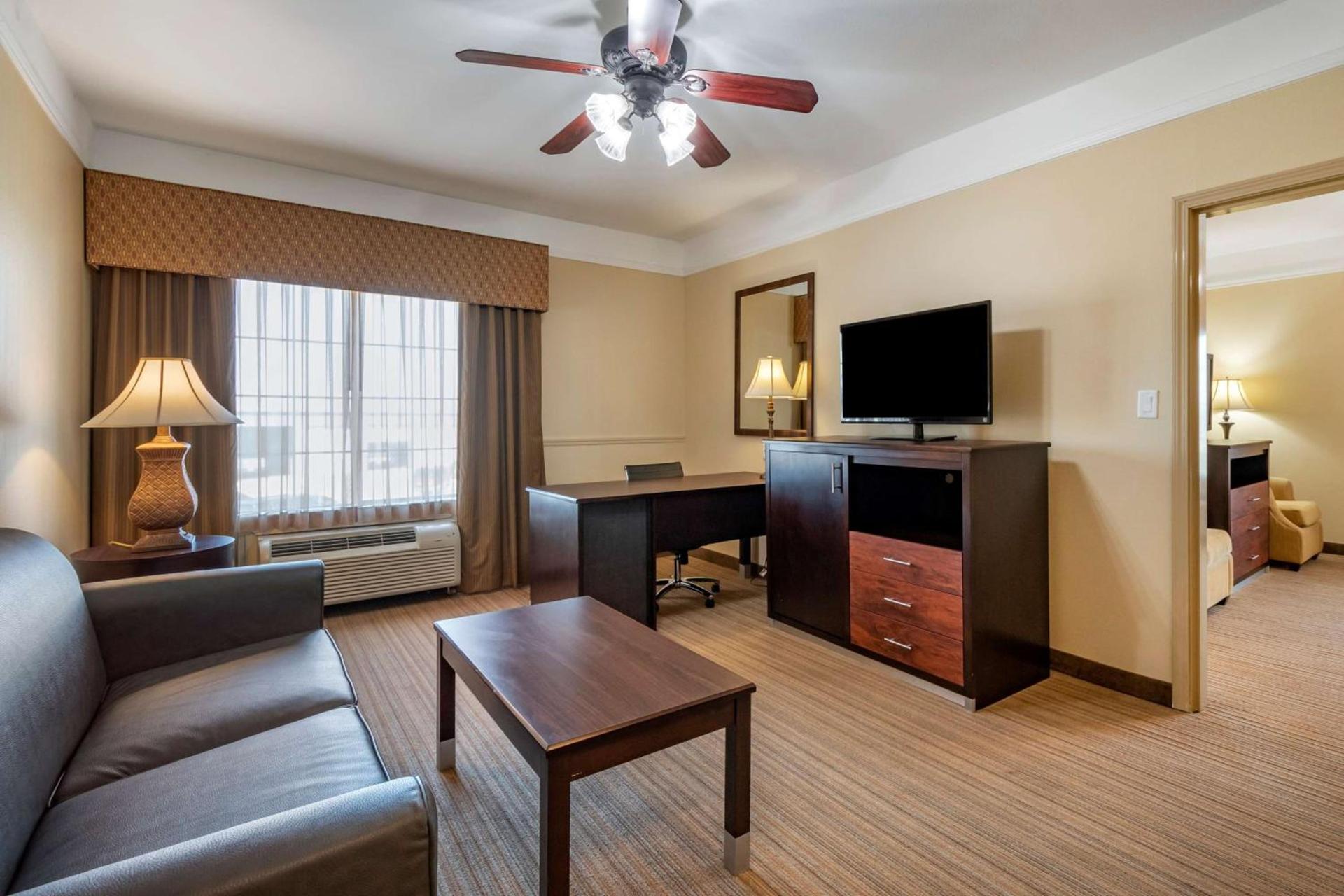 Best Western Plus Monica Royale Inn & Suites photo 26