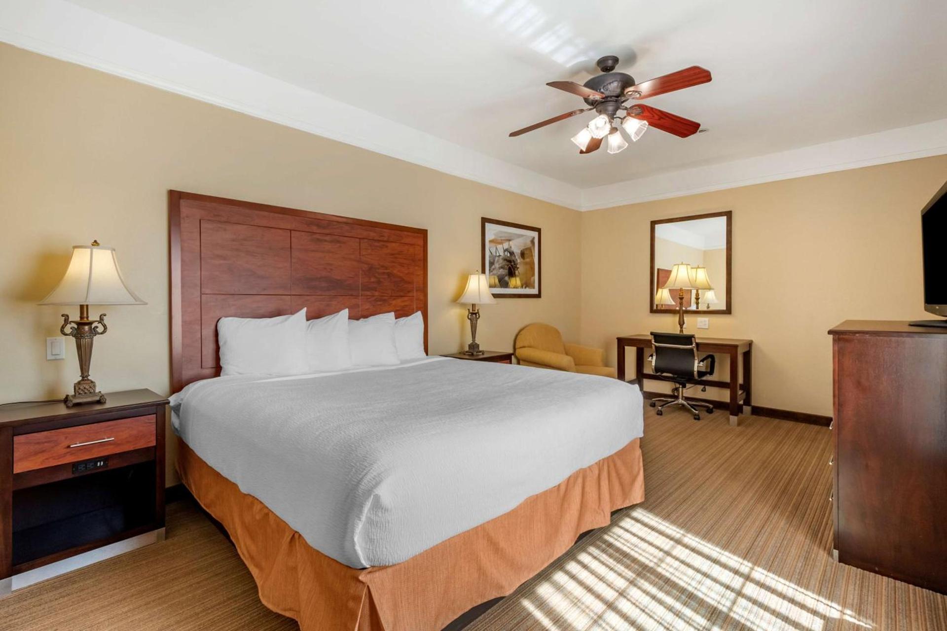 Best Western Plus Monica Royale Inn & Suites photo 13