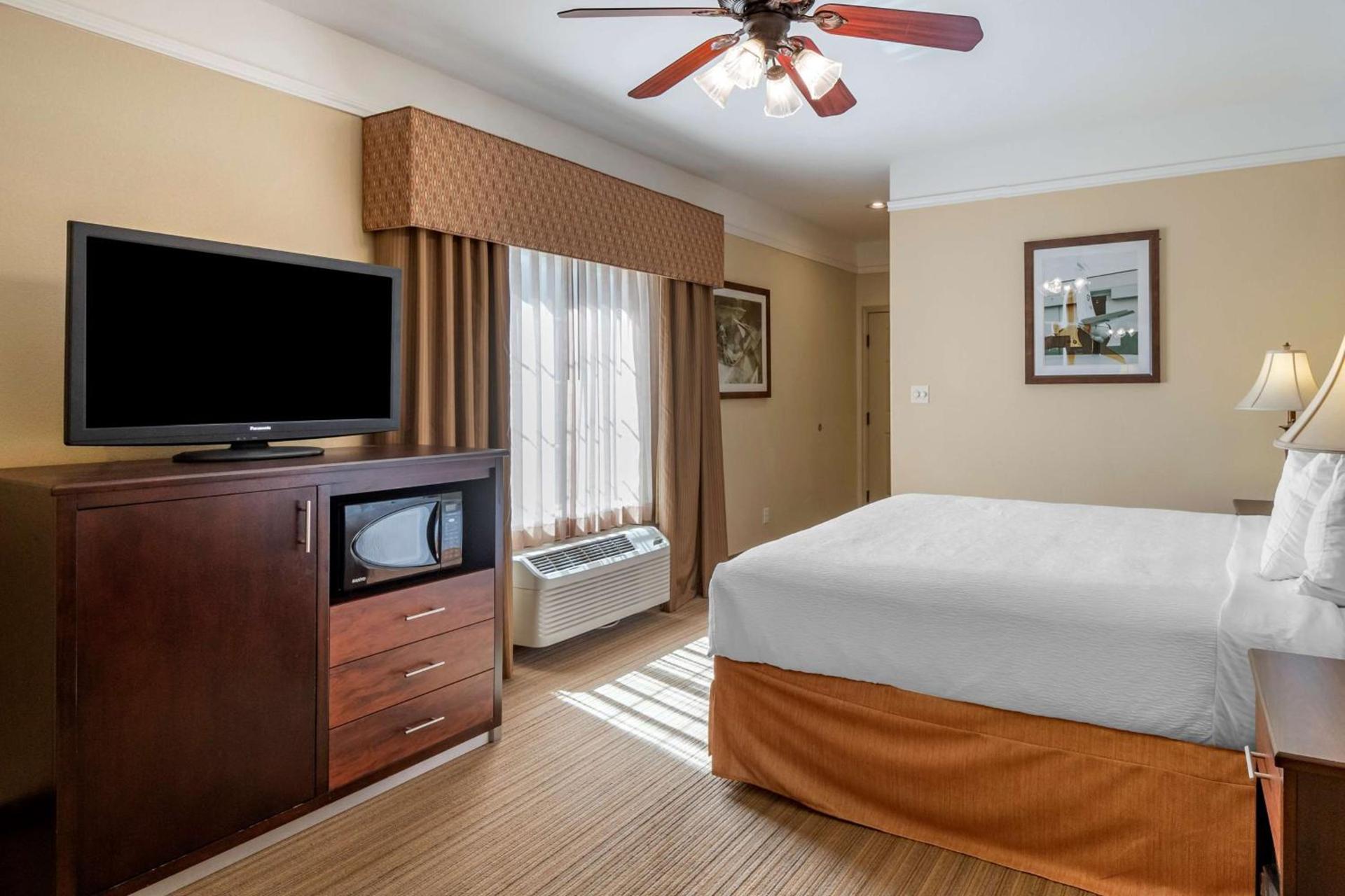 Best Western Plus Monica Royale Inn & Suites photo 15
