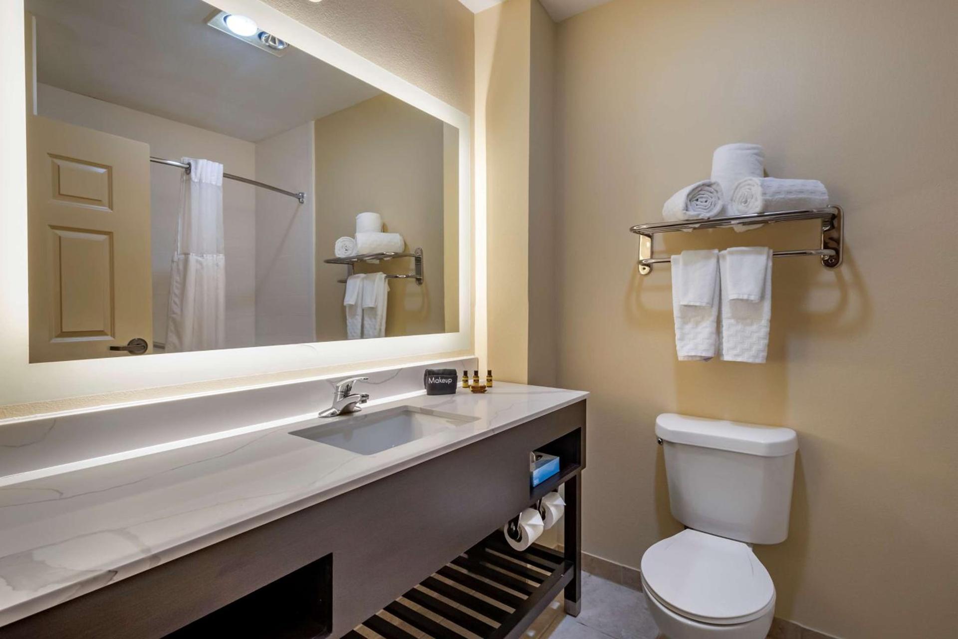Best Western Plus Monica Royale Inn & Suites photo 19