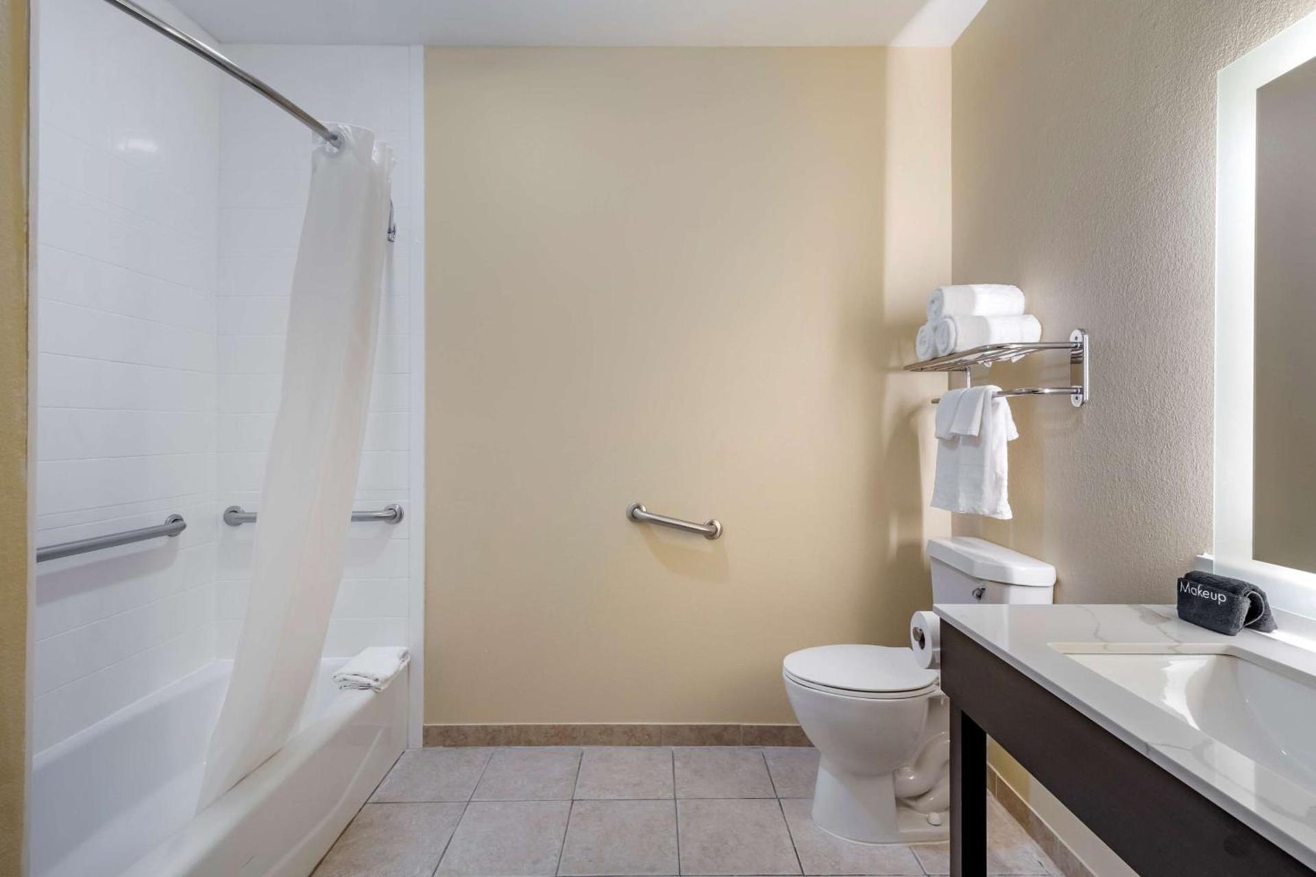 Best Western Plus Monica Royale Inn & Suites photo 33