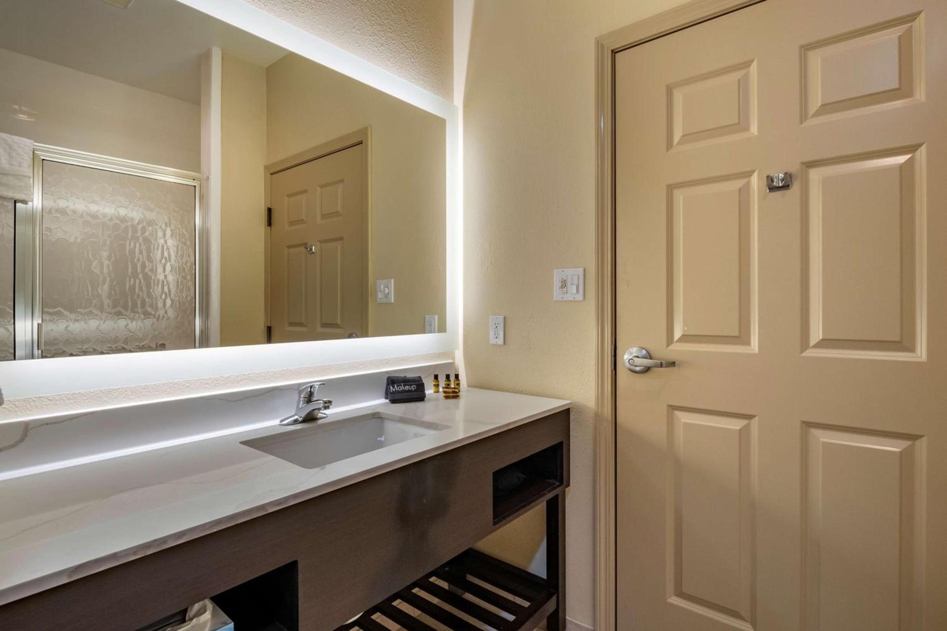Best Western Plus Monica Royale Inn & Suites photo 29