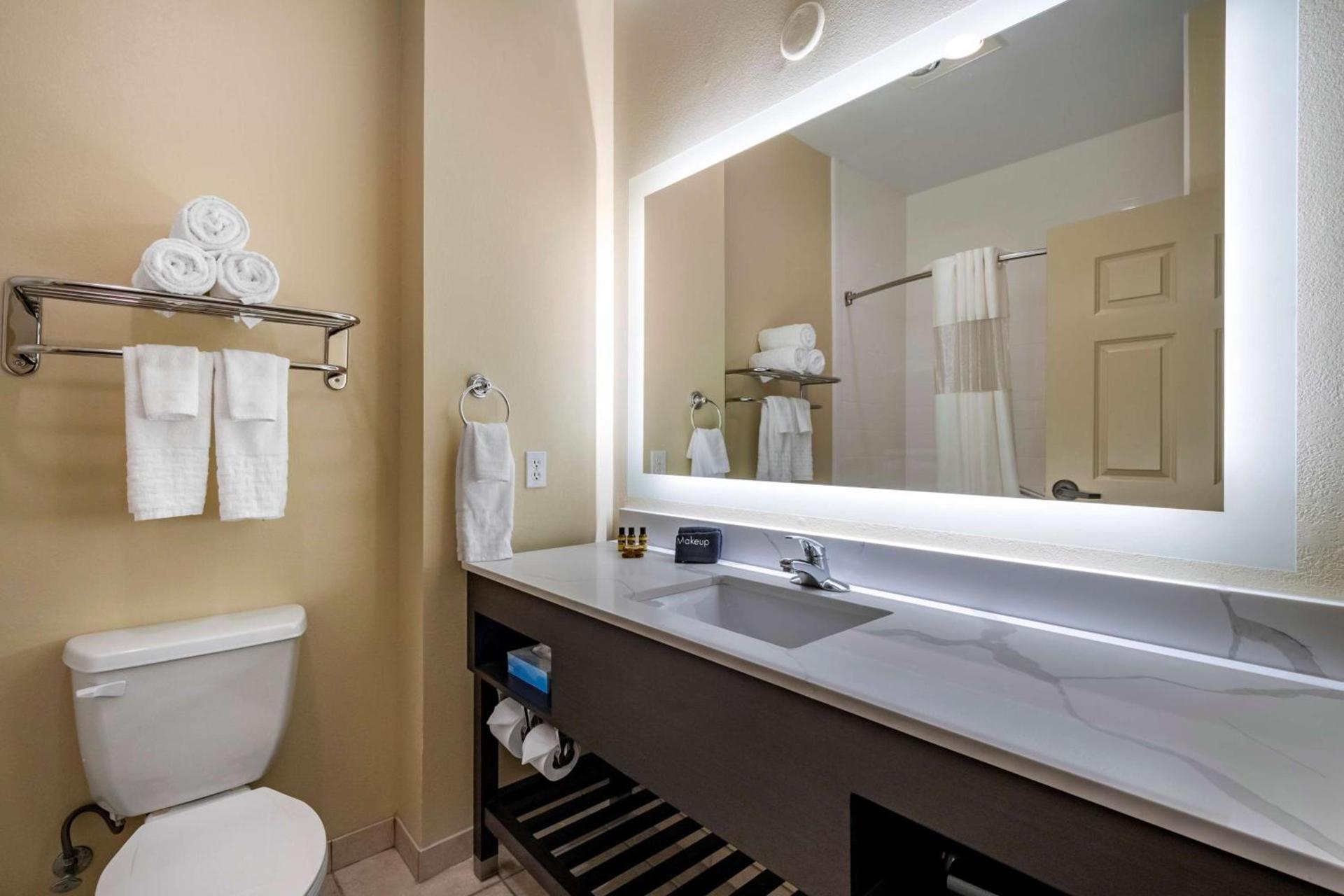 Best Western Plus Monica Royale Inn & Suites photo 22