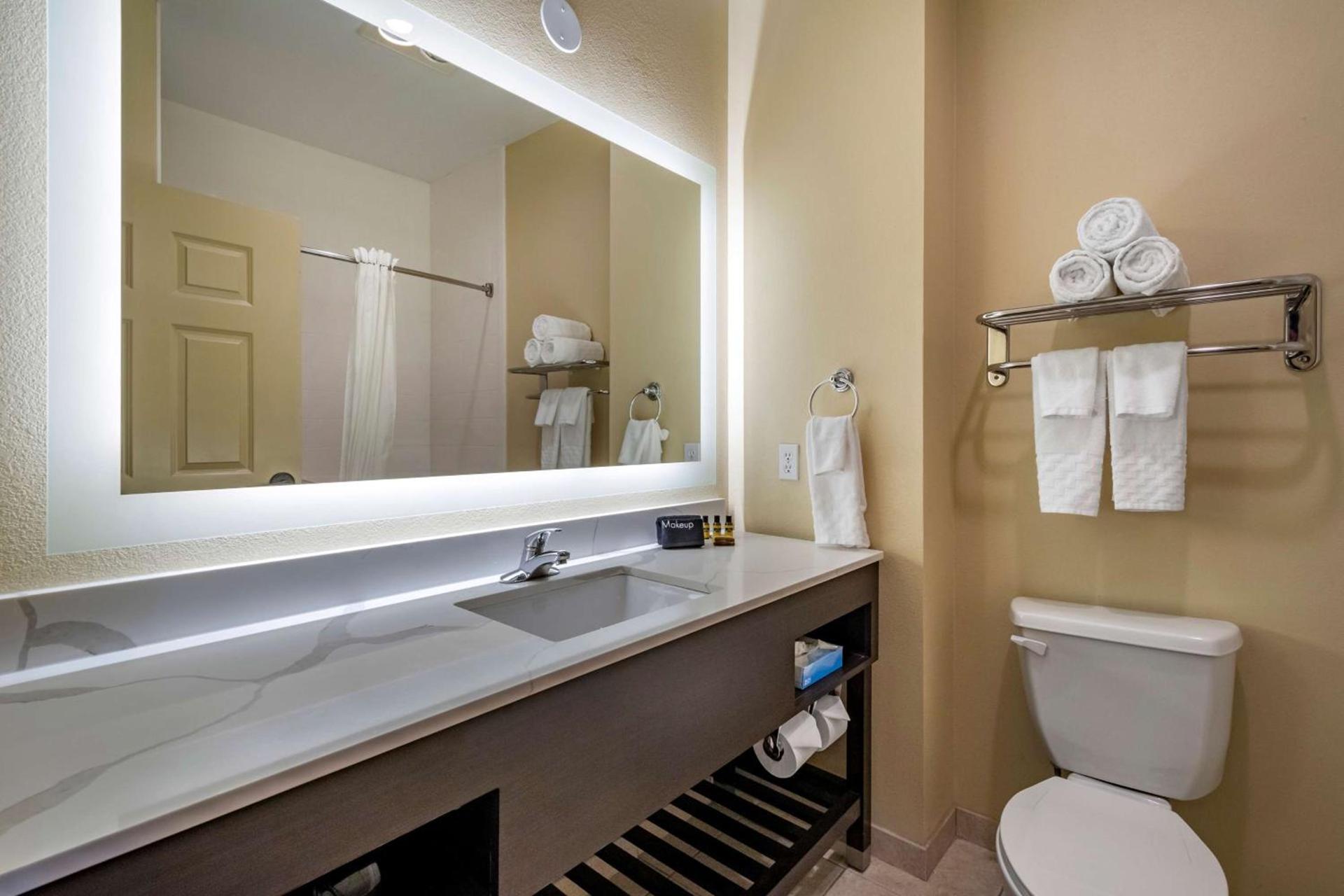 Best Western Plus Monica Royale Inn & Suites photo 16