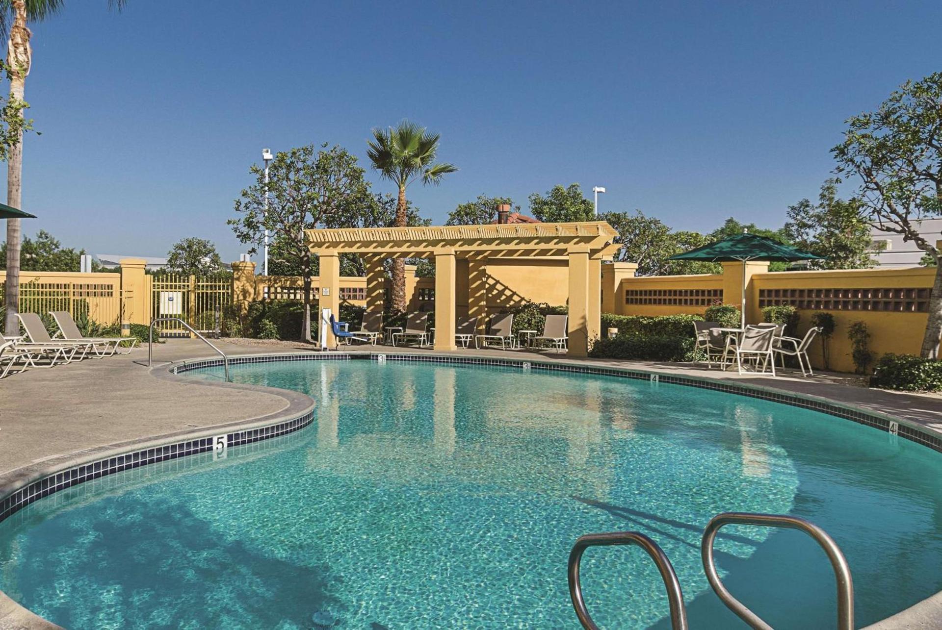 La Quinta Inn & Suites by Wyndham Ontario Airport photo 2