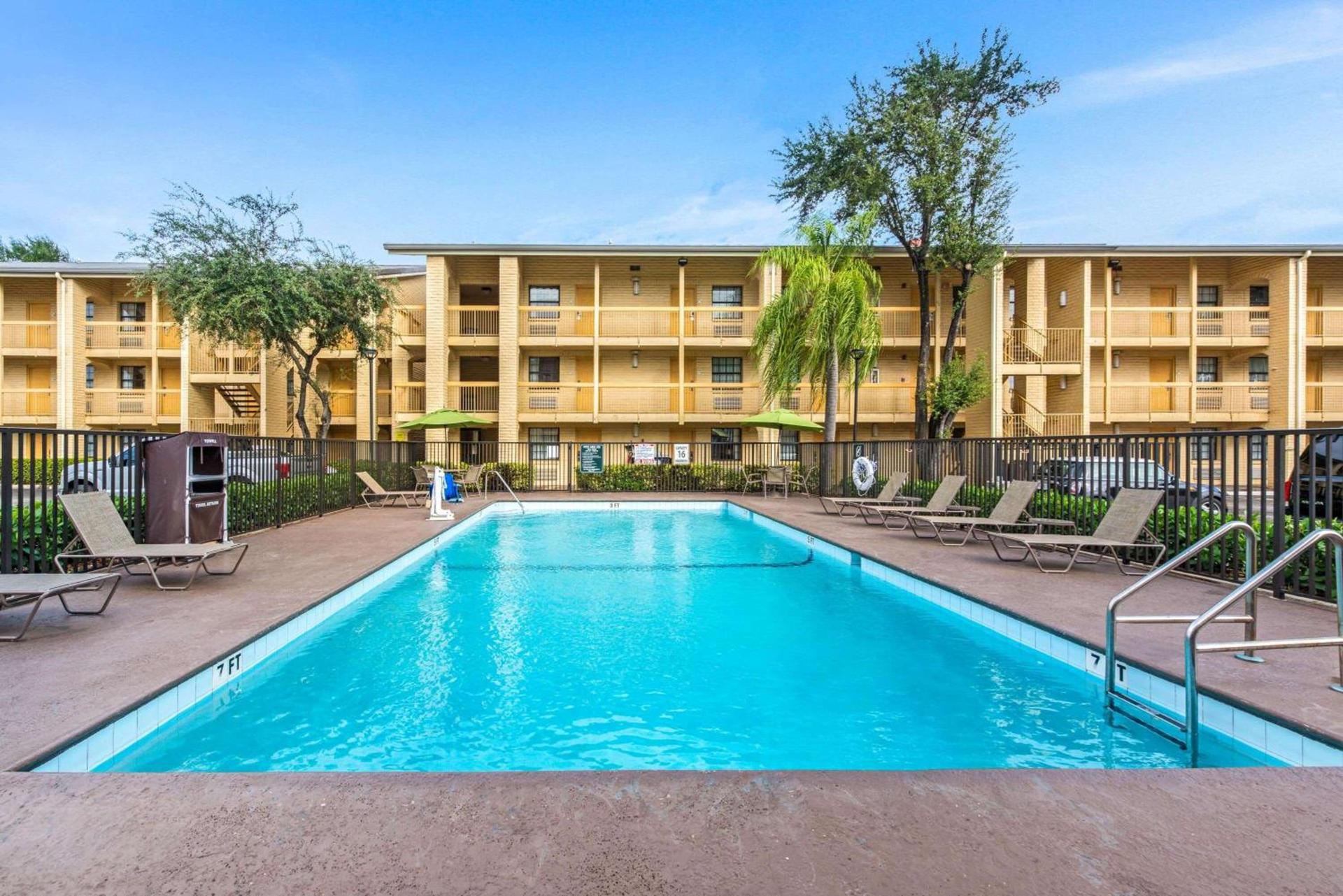 La Quinta Inn by Wyndham Miami Airport North photo 4