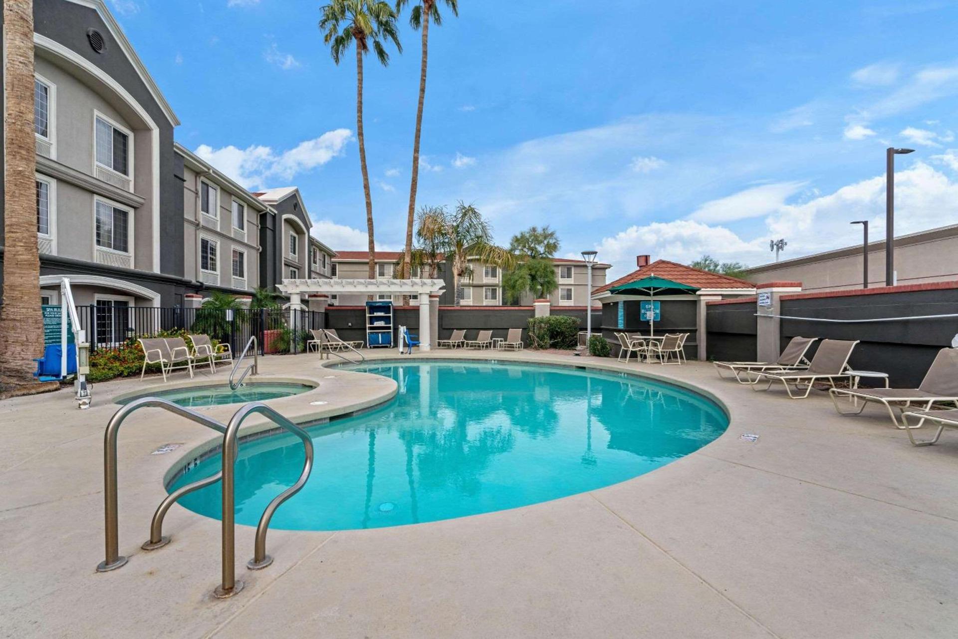 La Quinta Inn & Suites by Wyndham Phoenix Scottsdale photo 2
