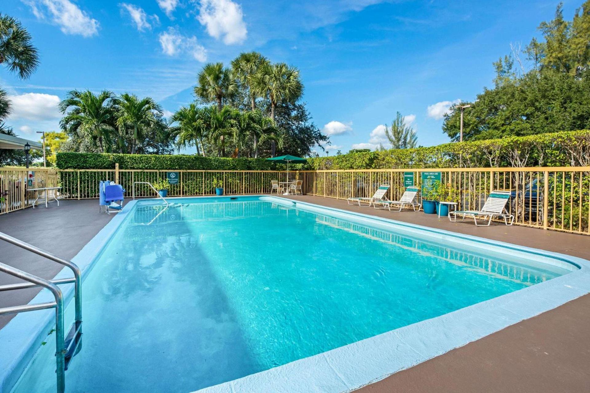La Quinta Inn by Wyndham West Palm Beach - Florida Turnpike photo 16