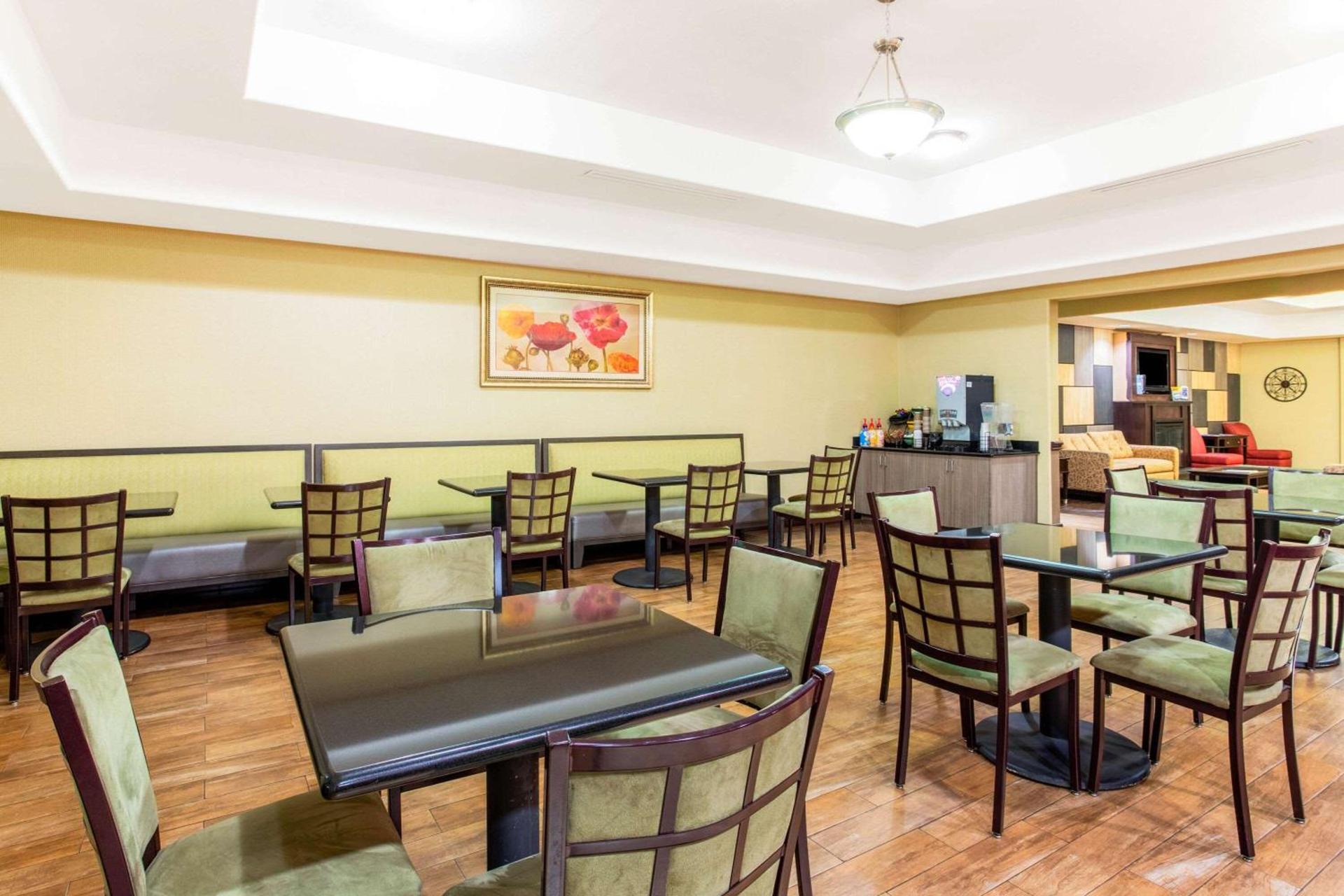 La Quinta by Wyndham Ennis photo 10