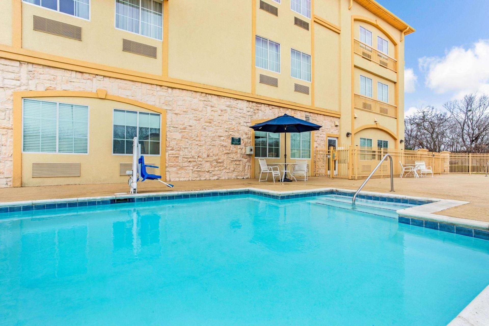 La Quinta by Wyndham Ennis photo 9