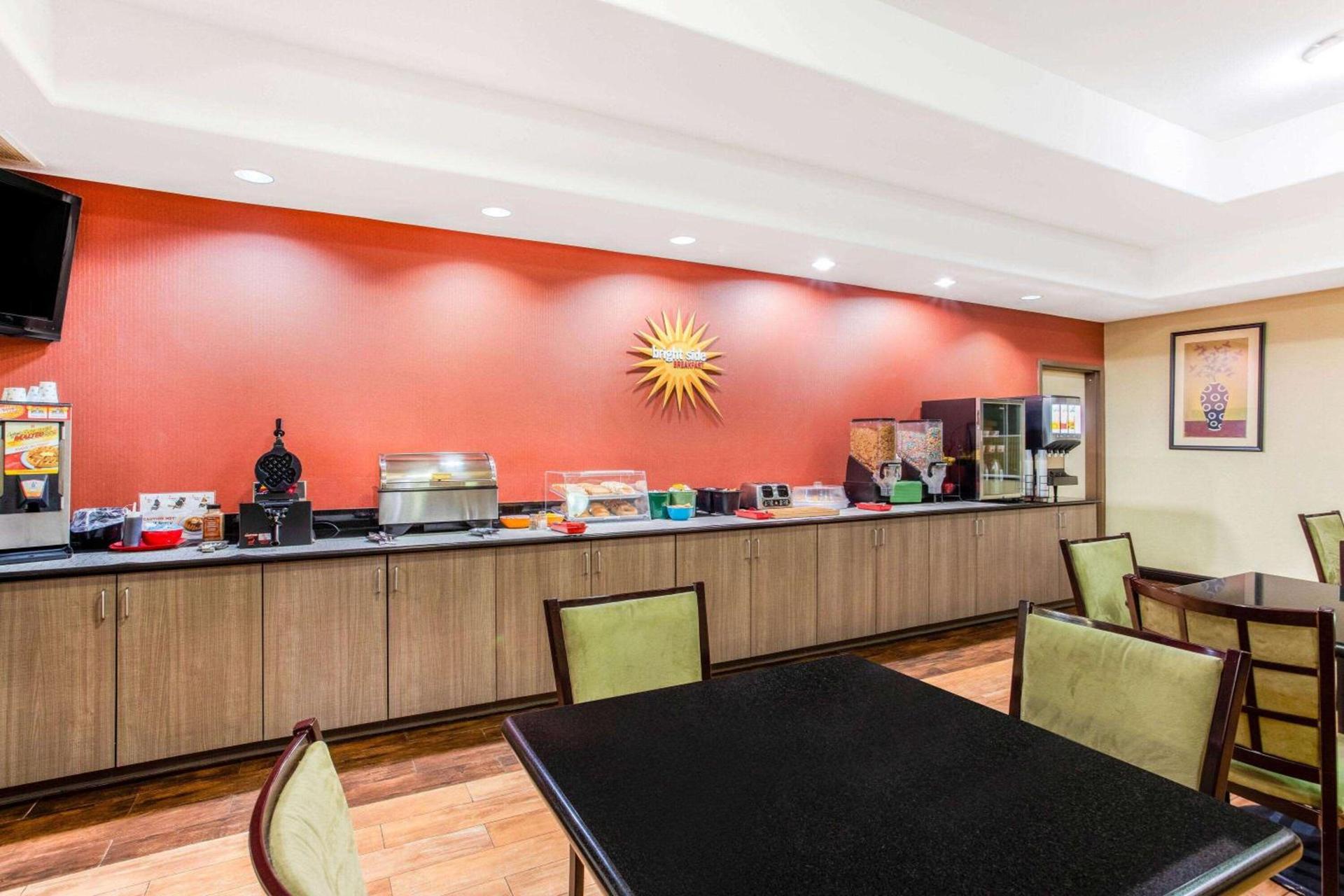 La Quinta by Wyndham Ennis photo 11