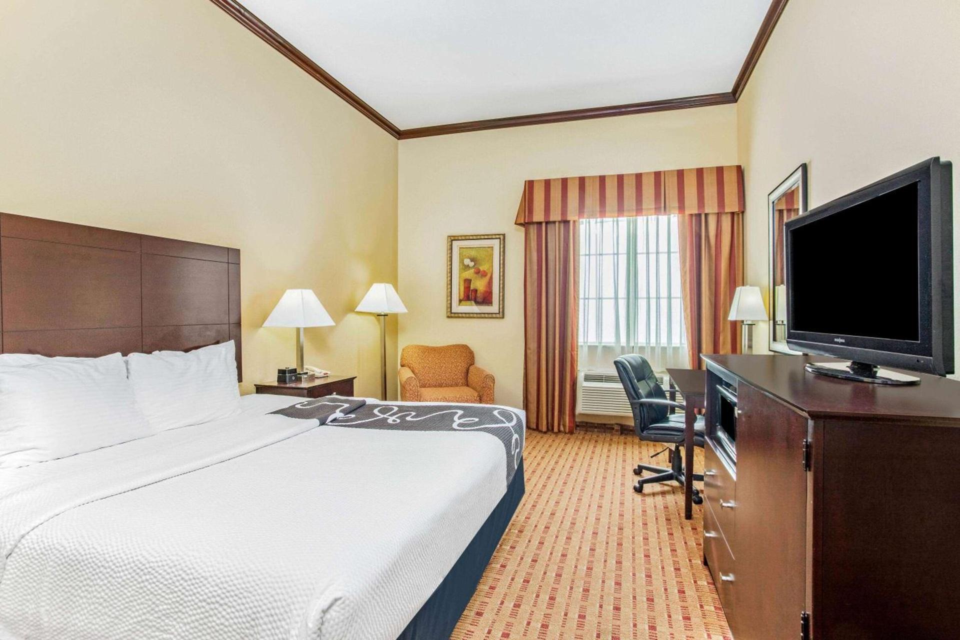 La Quinta by Wyndham Ennis photo 2