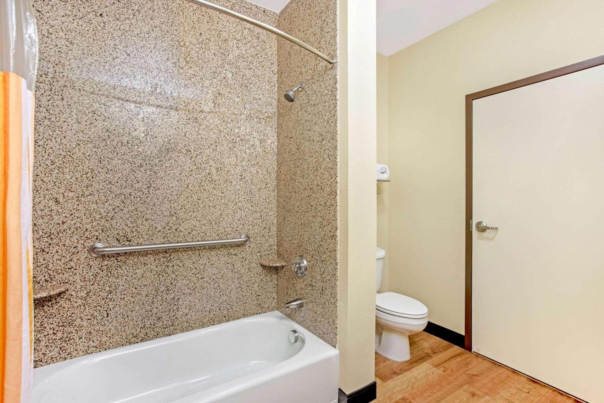 La Quinta by Wyndham Ennis photo 19