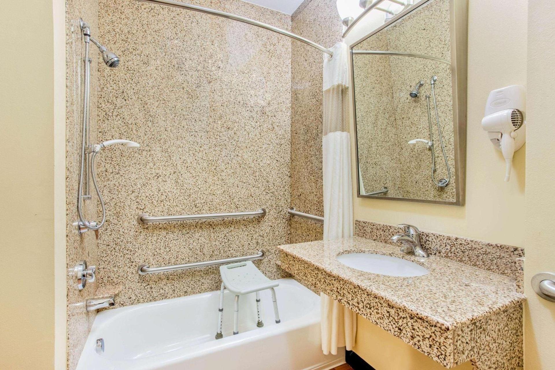 La Quinta by Wyndham Ennis photo 18