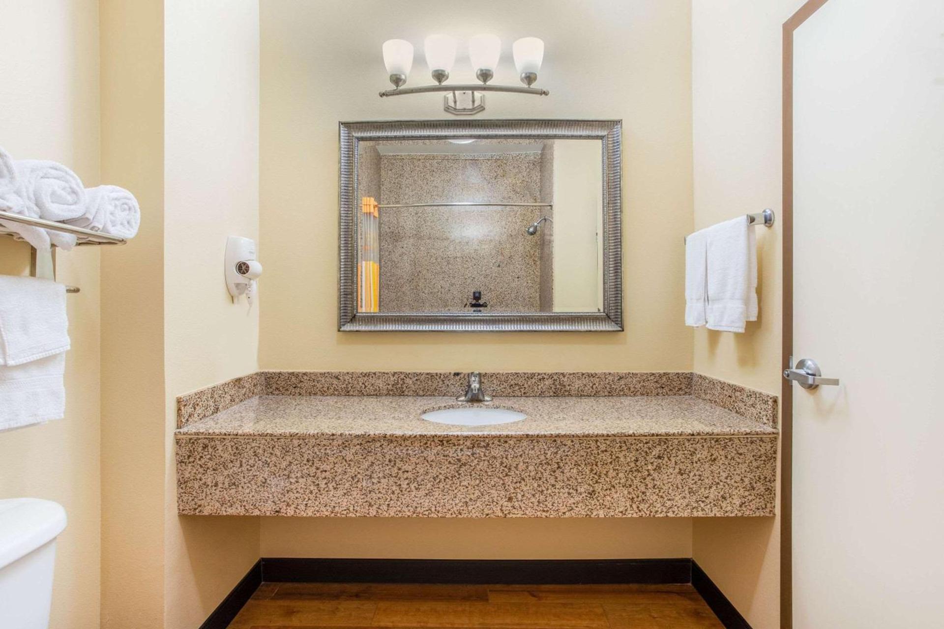La Quinta by Wyndham Ennis photo 21