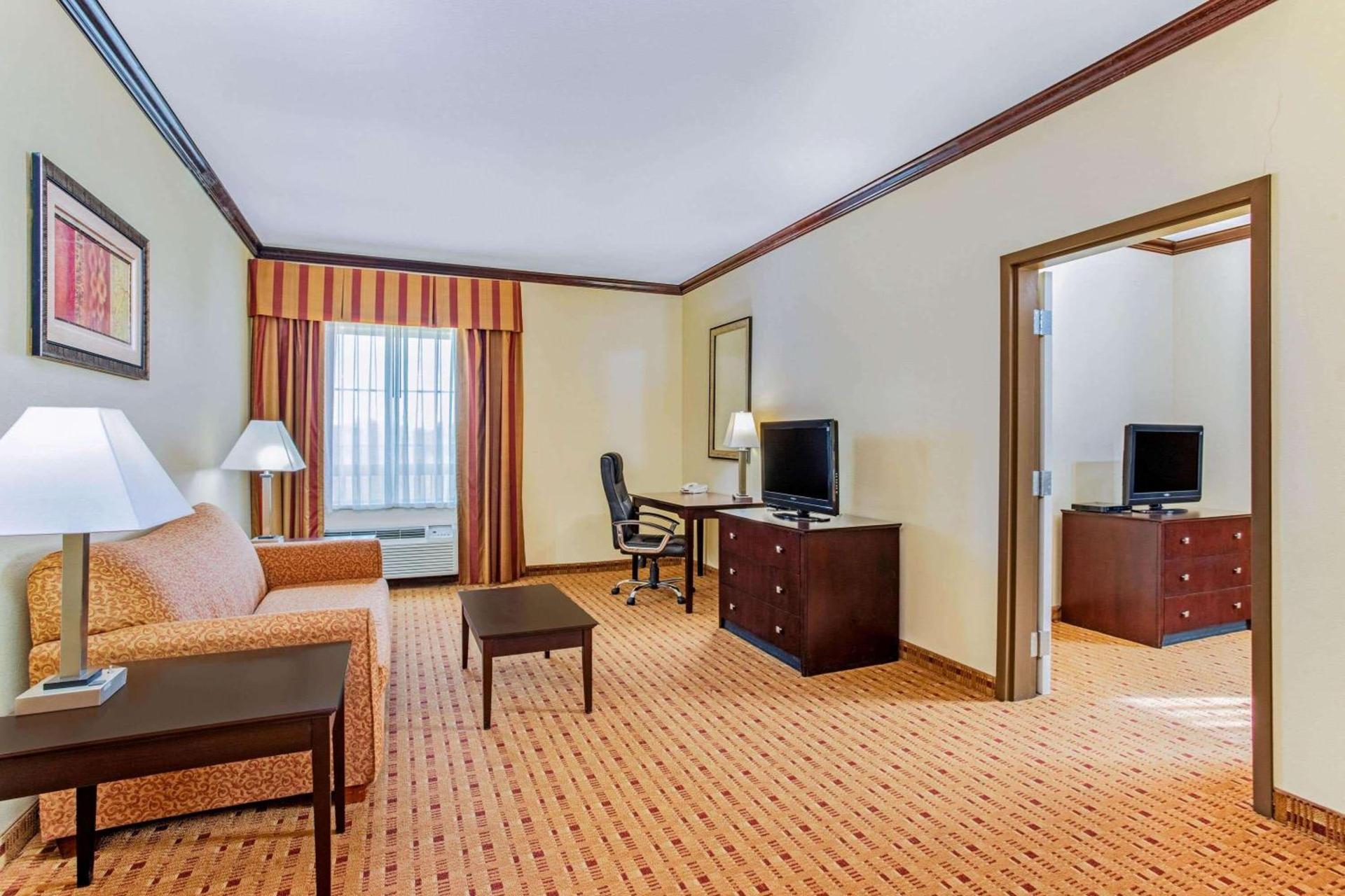 La Quinta by Wyndham Ennis photo 25