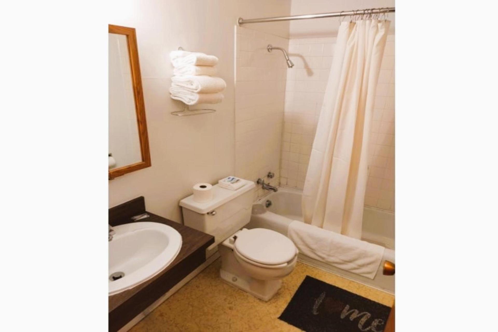 Love Hotels Voyageur by OYO at International Falls MN photo 19
