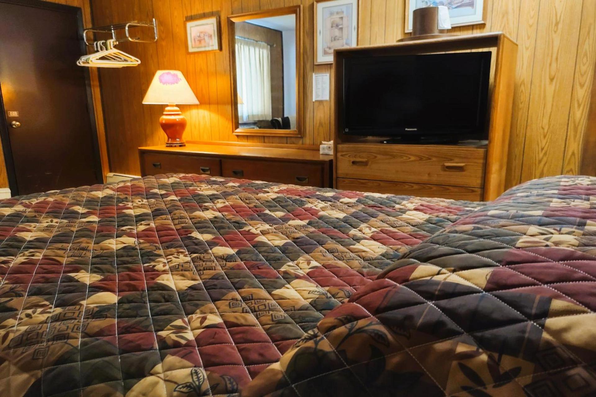 Love Hotels Voyageur by OYO at International Falls MN photo 36