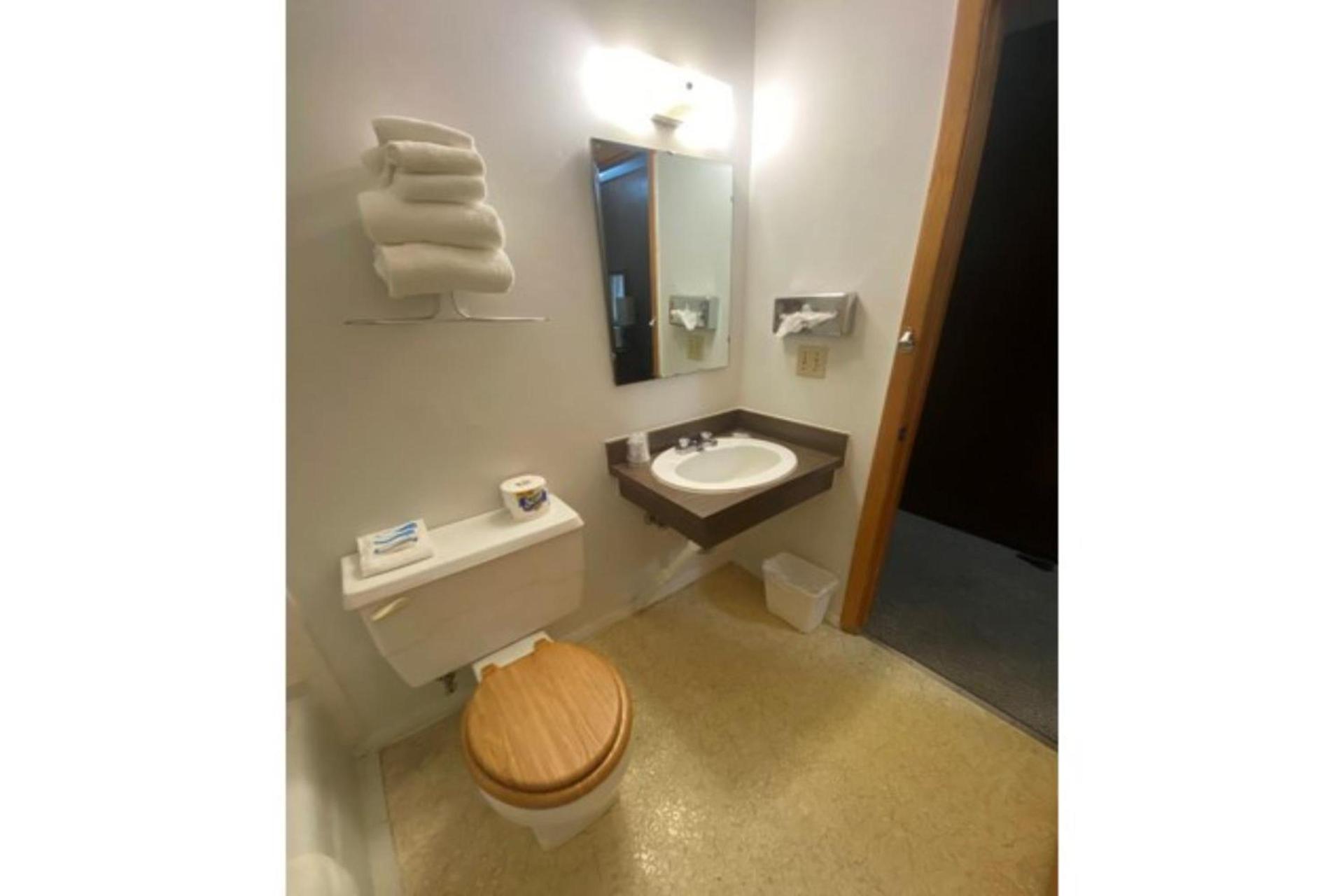 Love Hotels Voyageur by OYO at International Falls MN photo 17