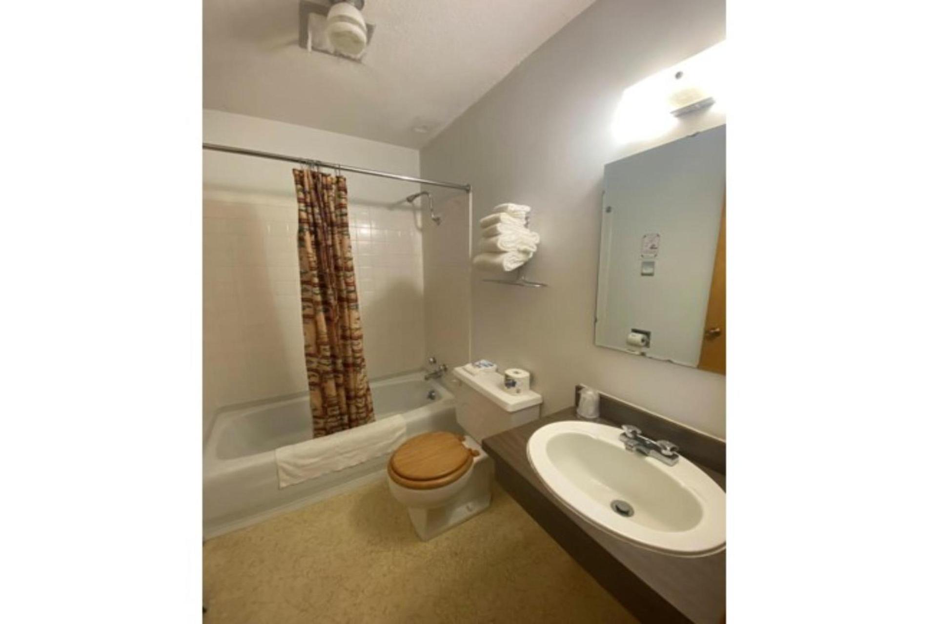 Love Hotels Voyageur by OYO at International Falls MN photo 18