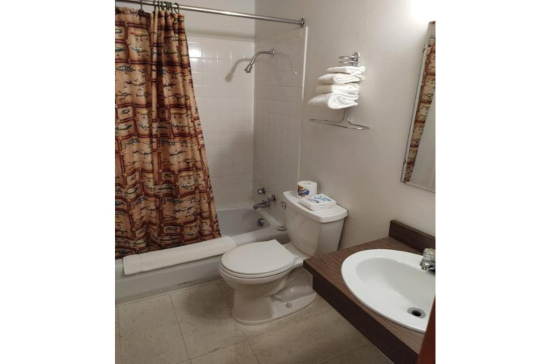 Love Hotels Voyageur by OYO at International Falls MN photo 41
