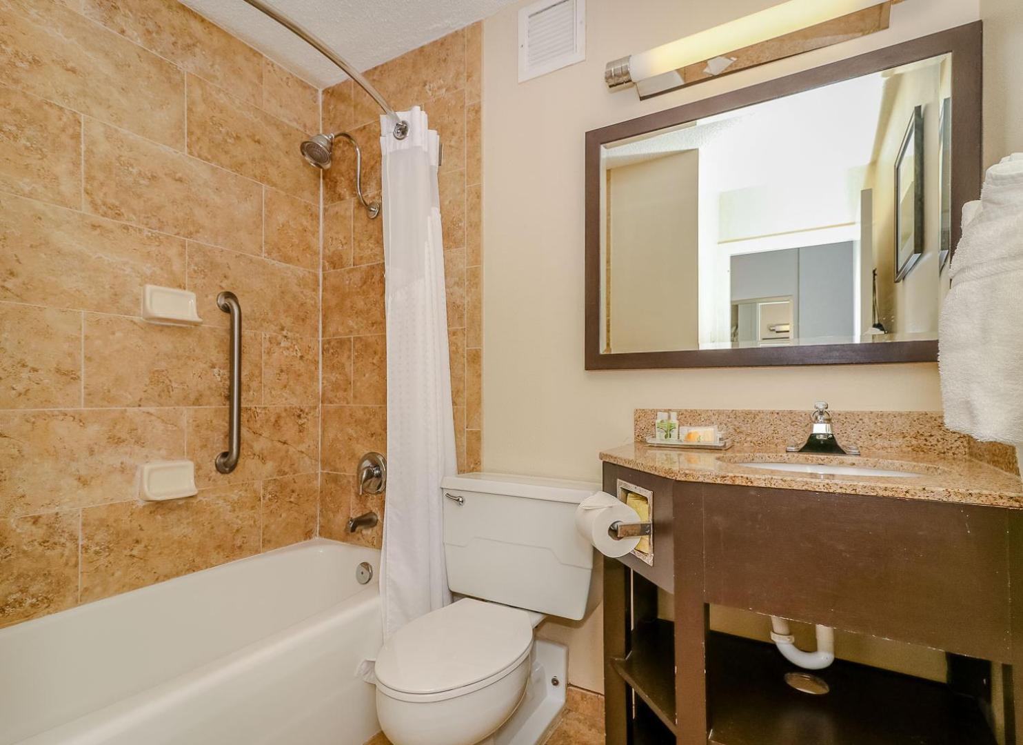 Holiday Inn Resort Oceanfront at Surfside Beach by IHG photo 13