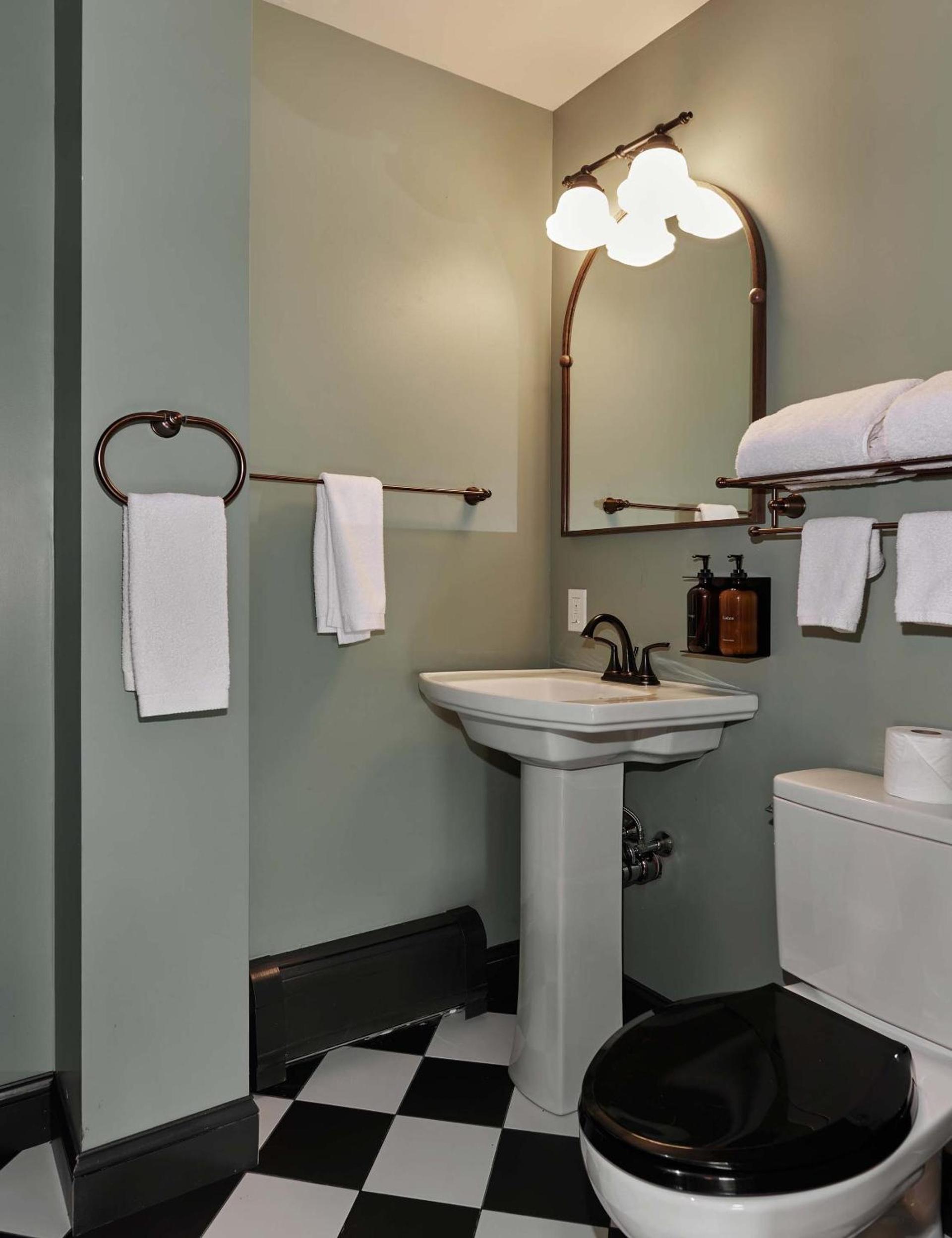 Hideaway Inn Lenox photo 9
