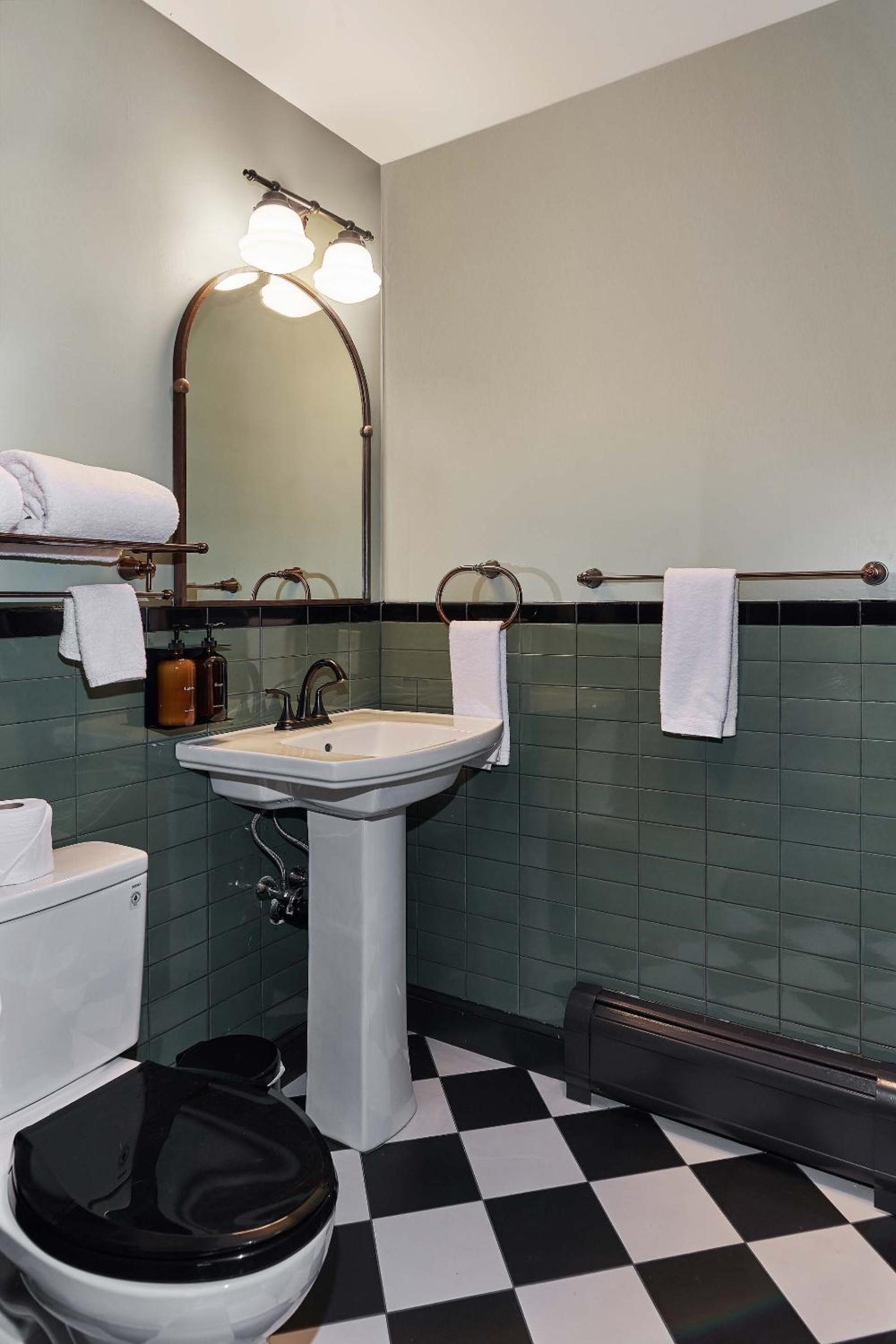 Hideaway Inn Lenox photo 10