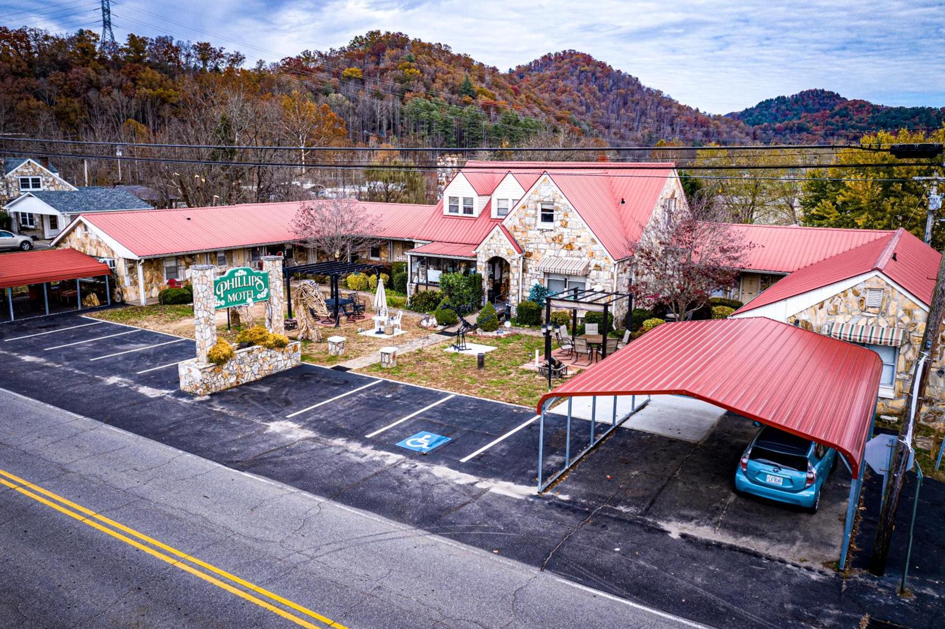 Phillips Historic Motel & Cottages photo 96