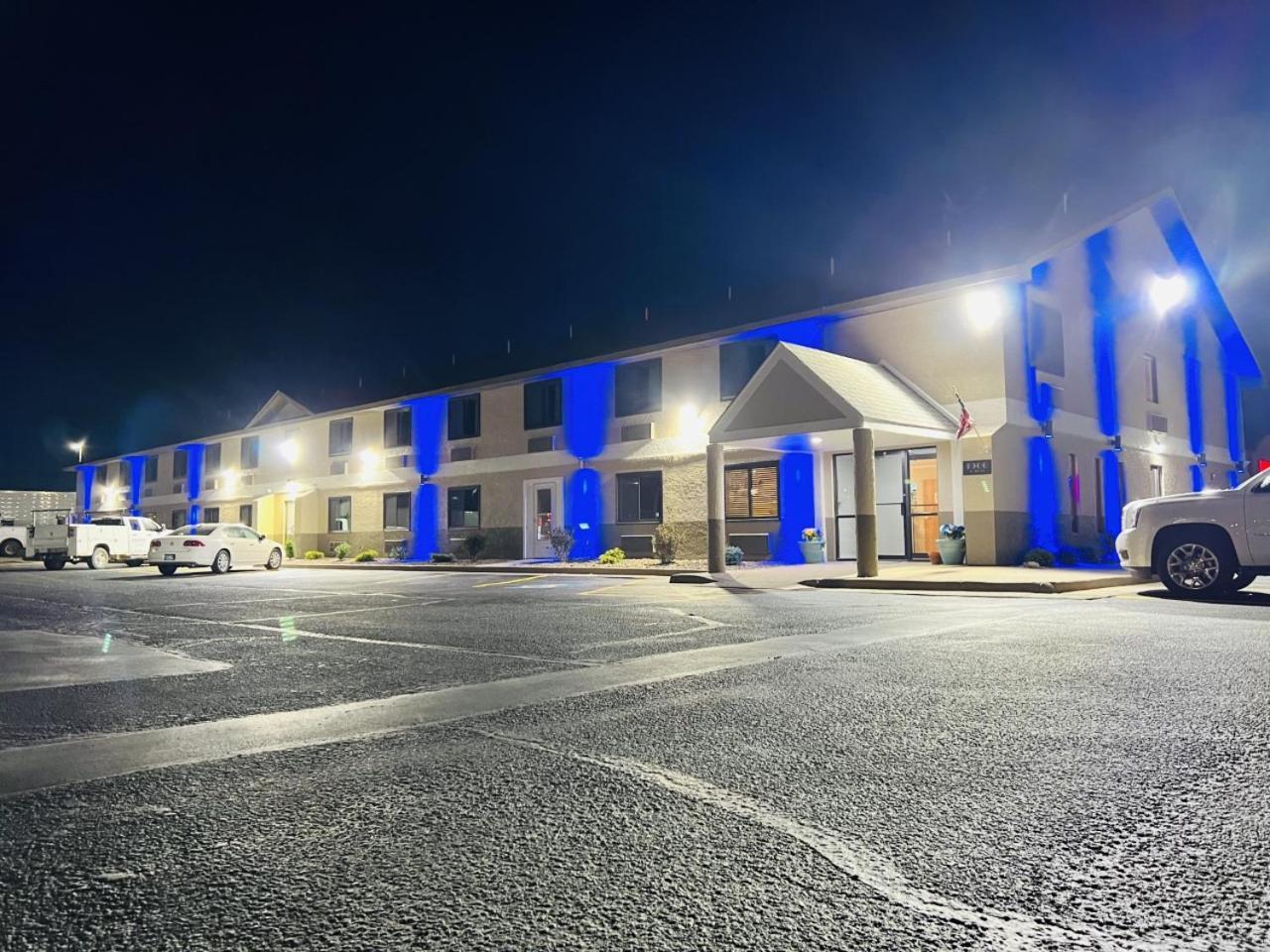 Super 8 by Wyndham Pratt photo 35