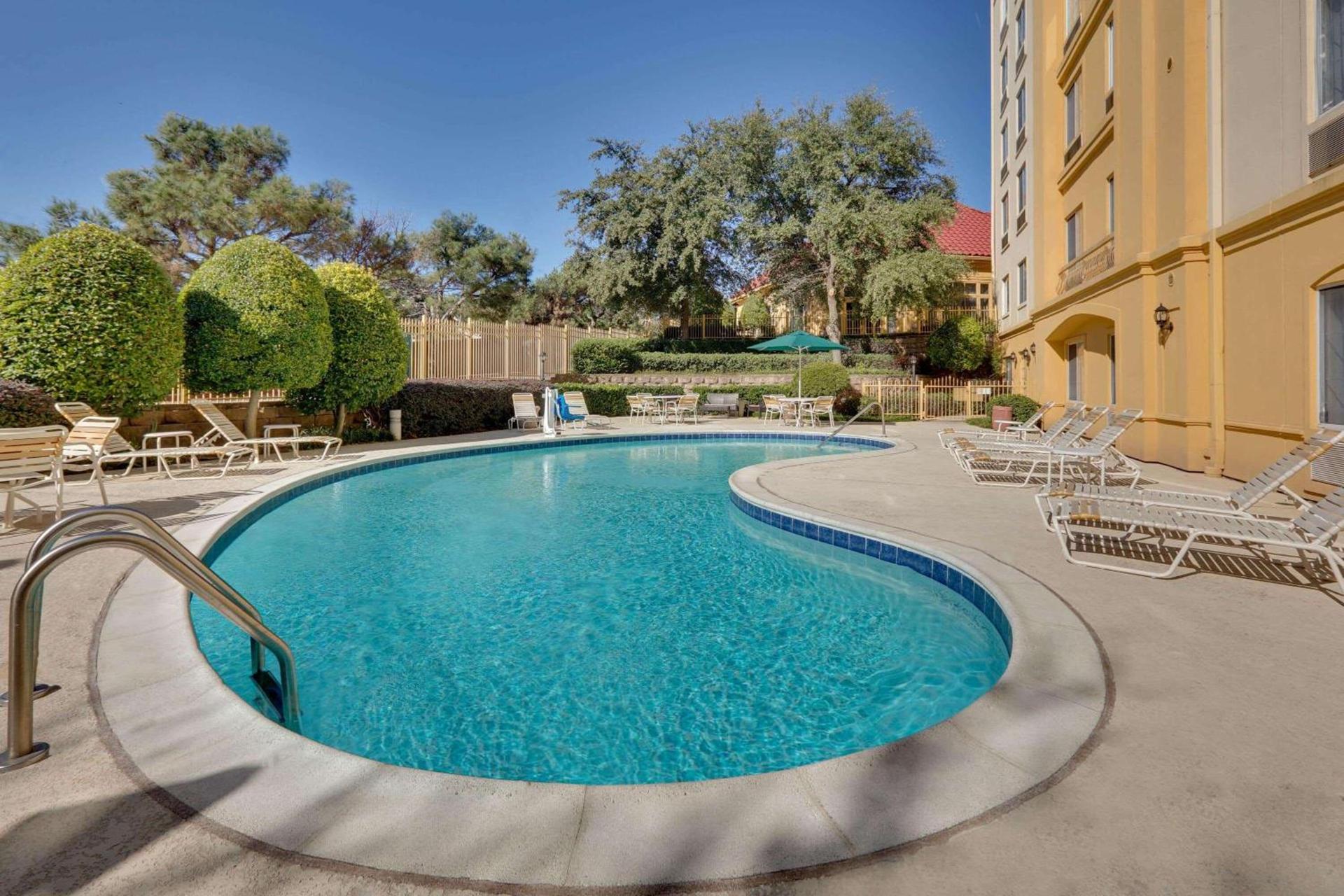 La Quinta by Wyndham Dallas North Central photo 6